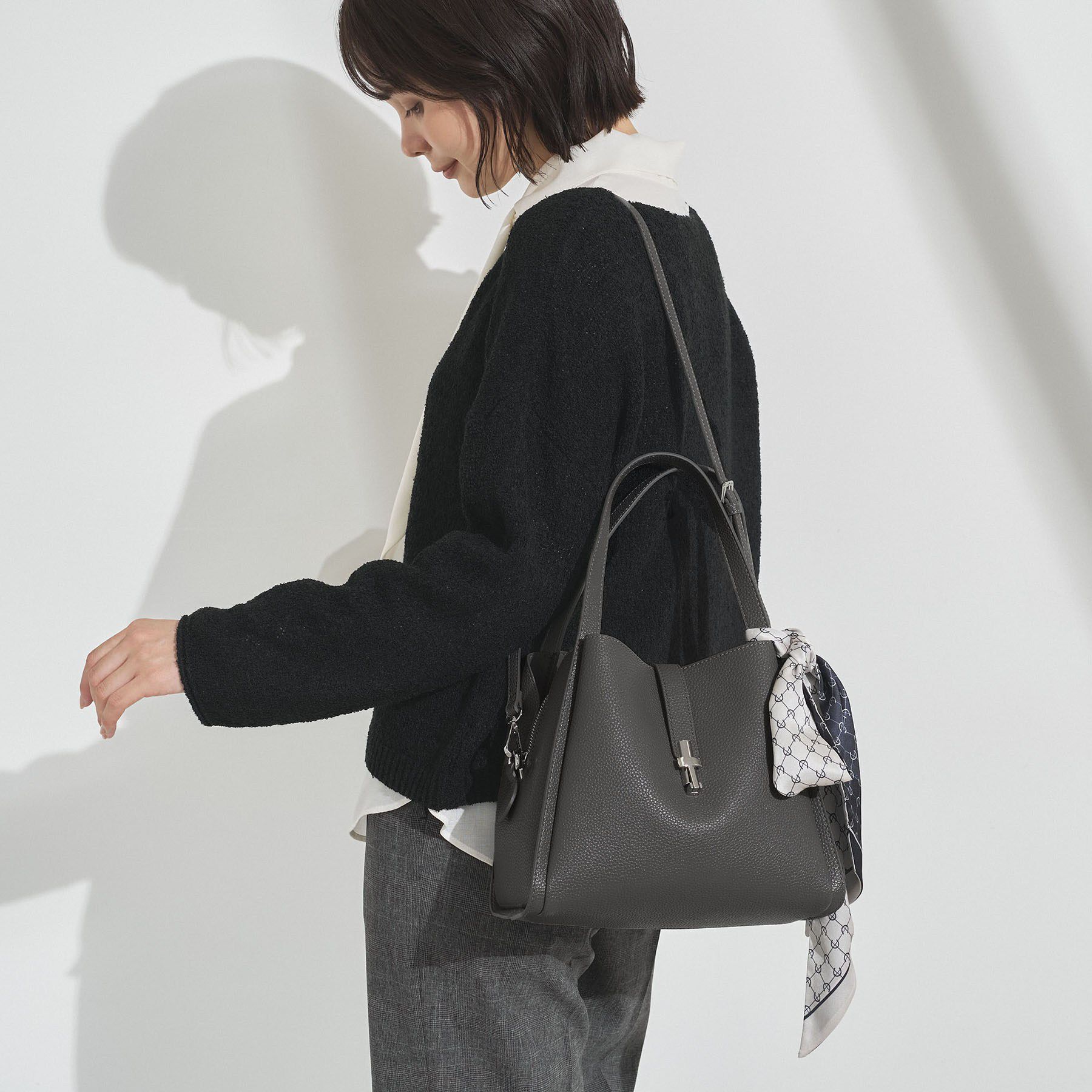 INDIVI「【合皮／ショルダー付】メタルデザイン ミドルバッグ」|トートバッグ|