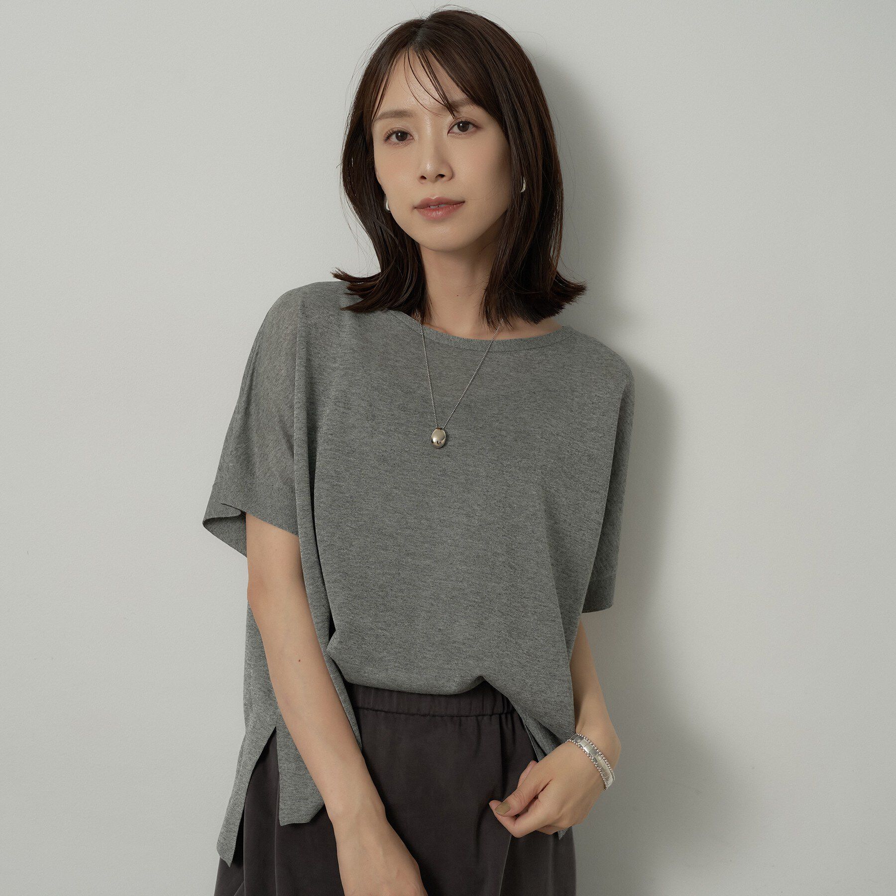 UNTITLED「【アンサンブル可/品のある透け感】Tシャツ風ニットトップス」|ニット・セーター|グレー(012)