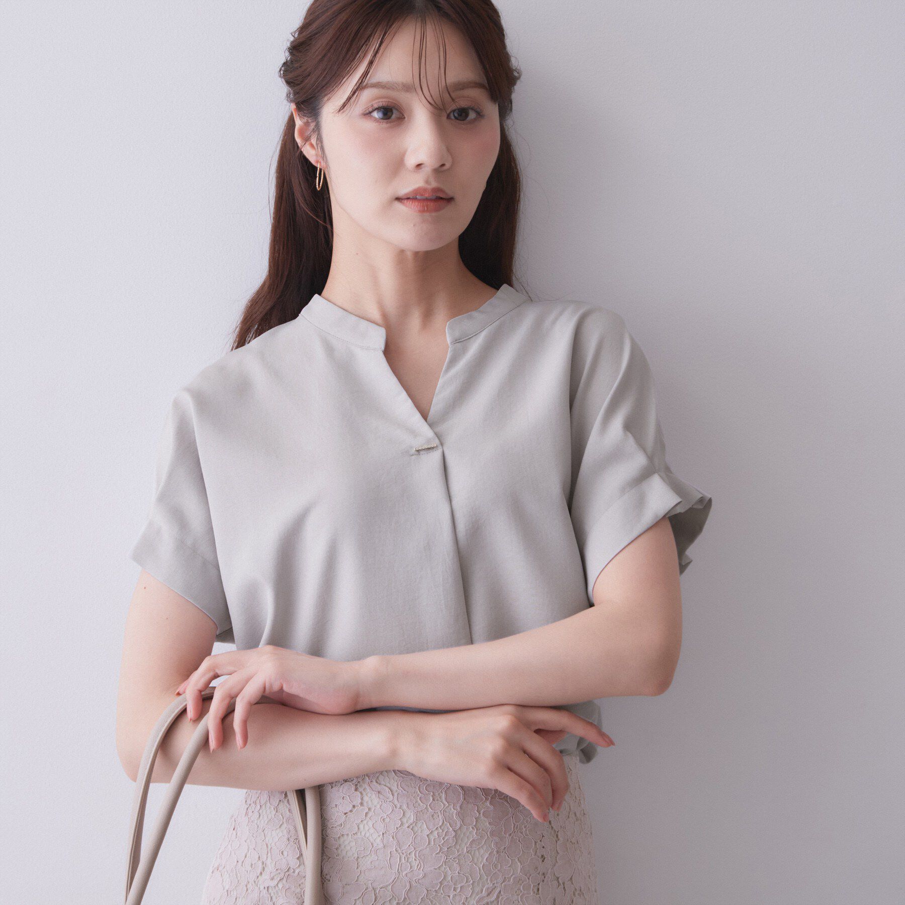 index「【大人気により追加生産】タックスキッパーブラウス《接触冷感／吸水速乾／洗濯機OK／イージーアイロン／」|シャツ・ブラウス|ライトグレー(011