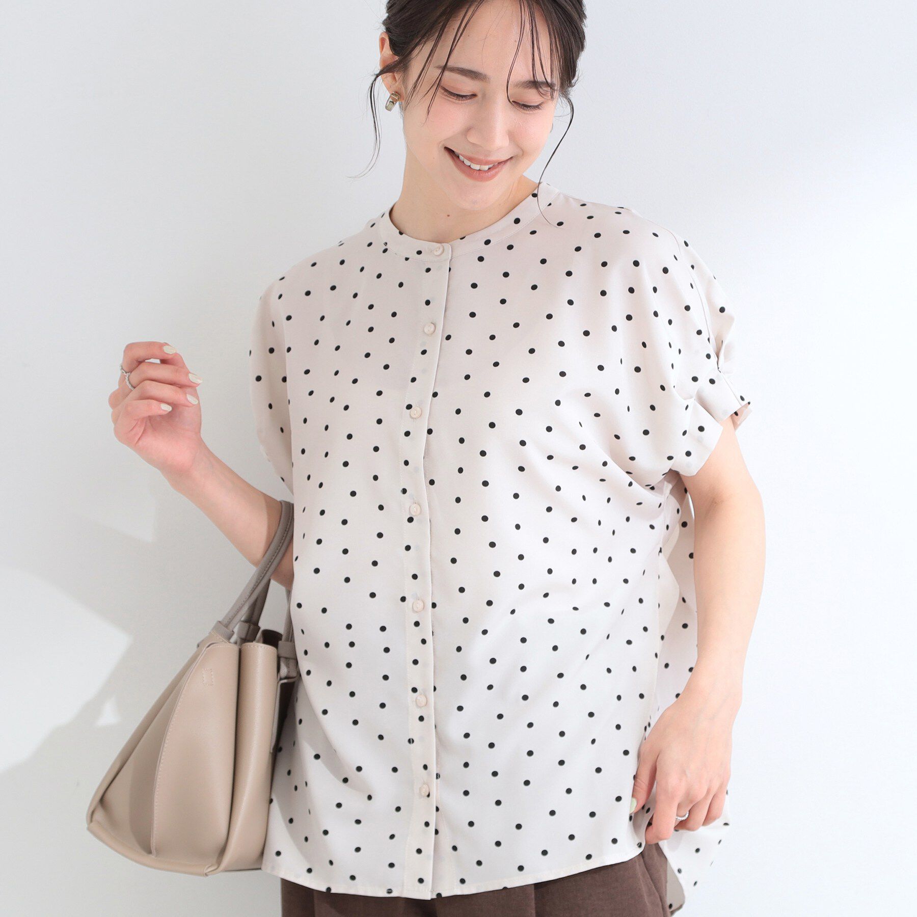 SHOO･LA･RUE「【洗濯機可／洗濯後しわになりにくい】大人の甘さをプラスする ドット柄袖タックブラウス」|シャツ・ブラウス|ベージュ(152)