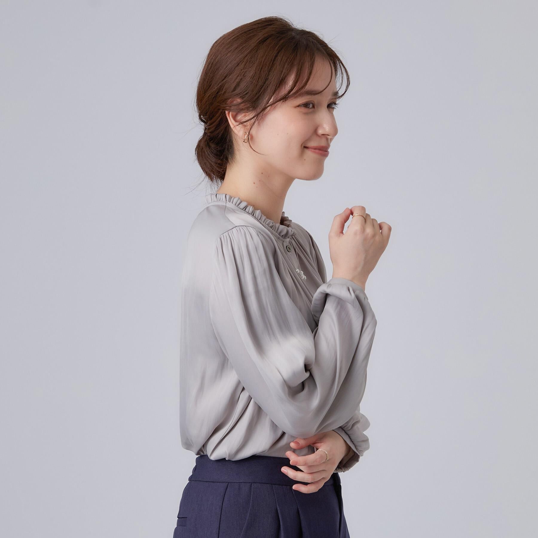SHOO･LA･RUE「【通勤/UV/洗濯後しわになりにくい/S-LL】華やかに見せてくれる プチフリルサテンブラウス」|シャツ・ブラウス|