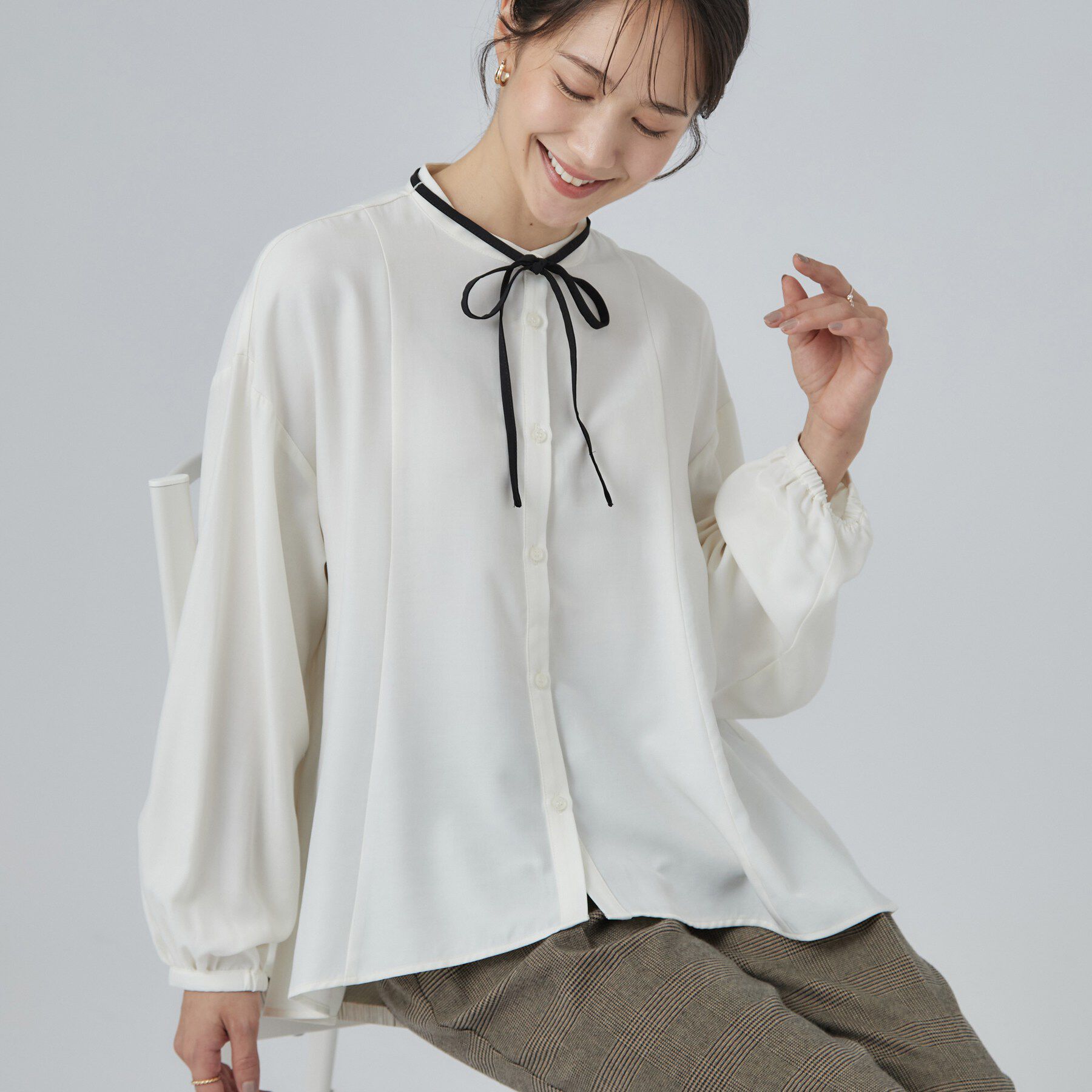 SHOO･LA･RUE「配色取り外しリボン付きフレアブラウス」|シャツ・ブラウス|オフホワイト(003