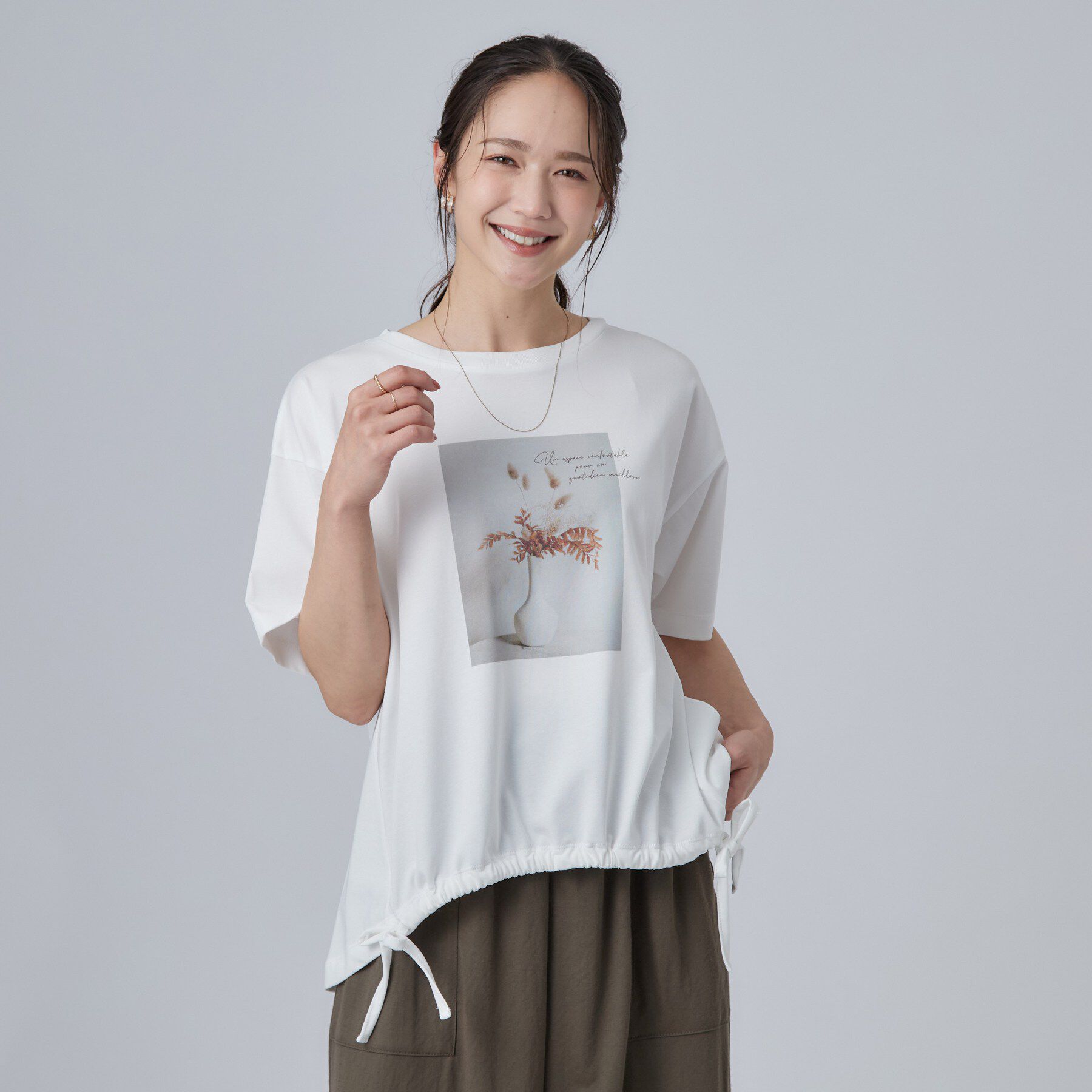 SHOO･LA･RUE「【洗濯機可/体型カバー】プリントデザインが目を惹く 裾シャーリングTシャツ」|Tシャツ・カットソー|