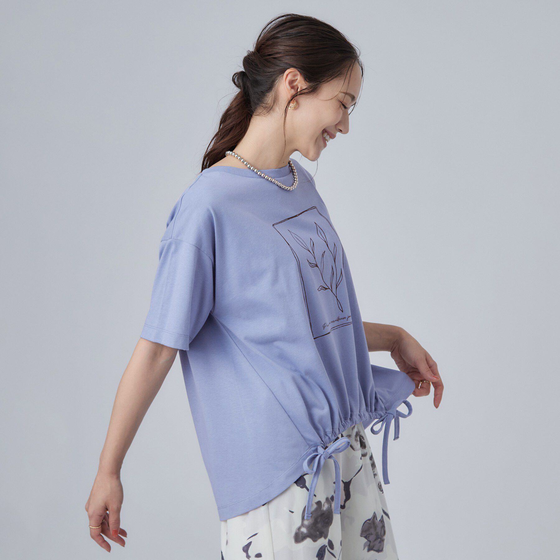 SHOO･LA･RUE「【洗濯機可/体型カバー】プリントデザインが目を惹く 裾シャーリングTシャツ」|Tシャツ・カットソー|