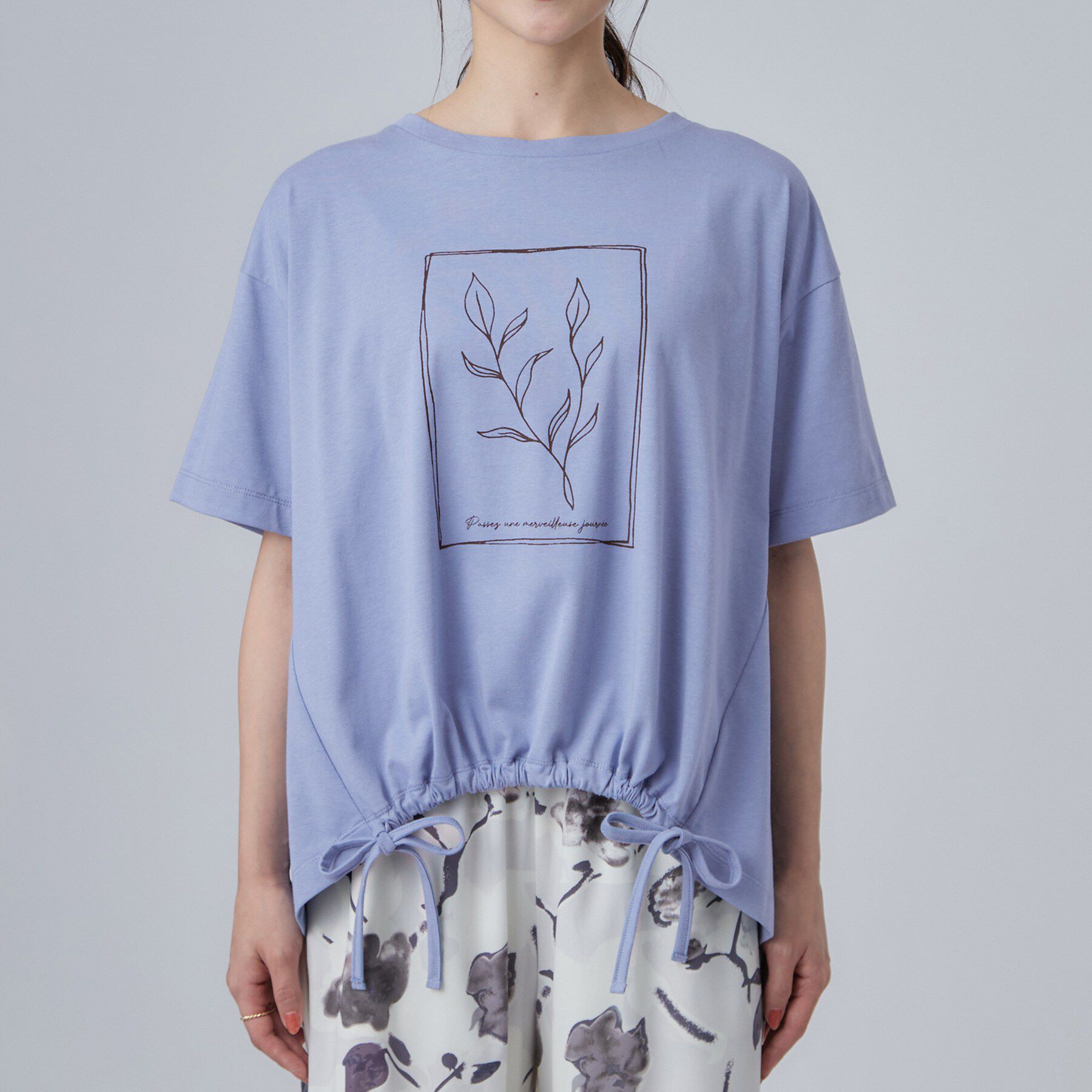 SHOO･LA･RUE「【洗濯機可/体型カバー】プリントデザインが目を惹く 裾シャーリングTシャツ」|Tシャツ・カットソー|