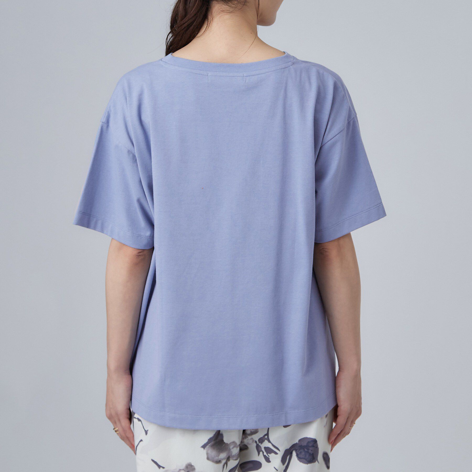 SHOO･LA･RUE「【洗濯機可/体型カバー】プリントデザインが目を惹く 裾シャーリングTシャツ」|Tシャツ・カットソー|