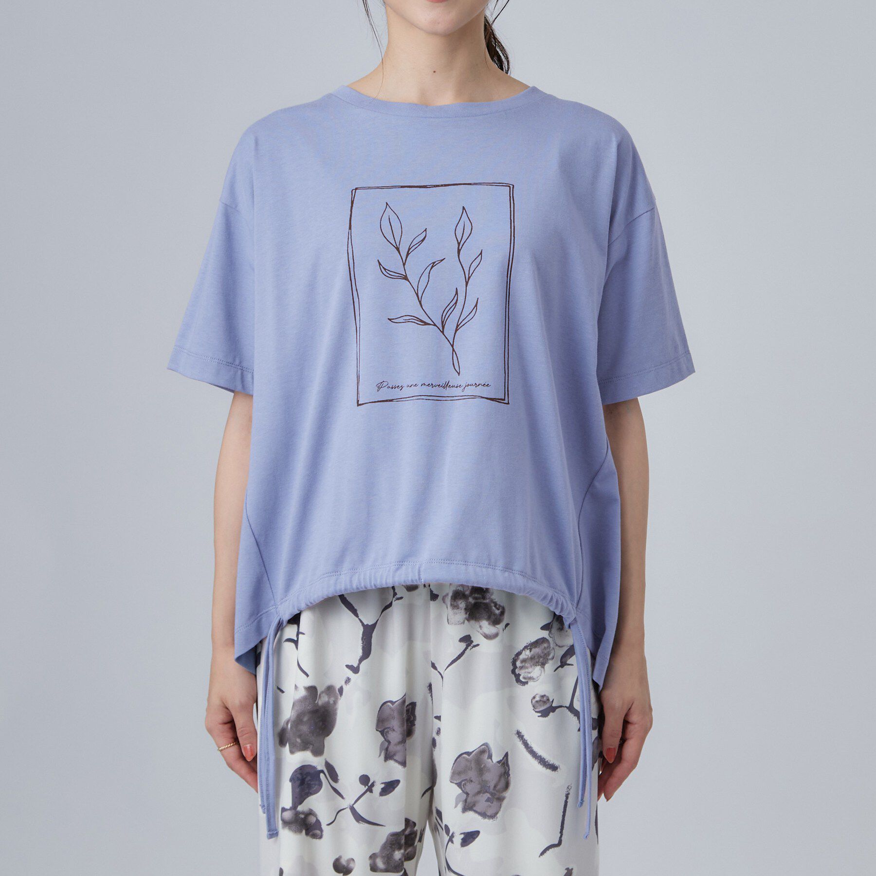 SHOO･LA･RUE「【洗濯機可/体型カバー】プリントデザインが目を惹く 裾シャーリングTシャツ」|Tシャツ・カットソー|