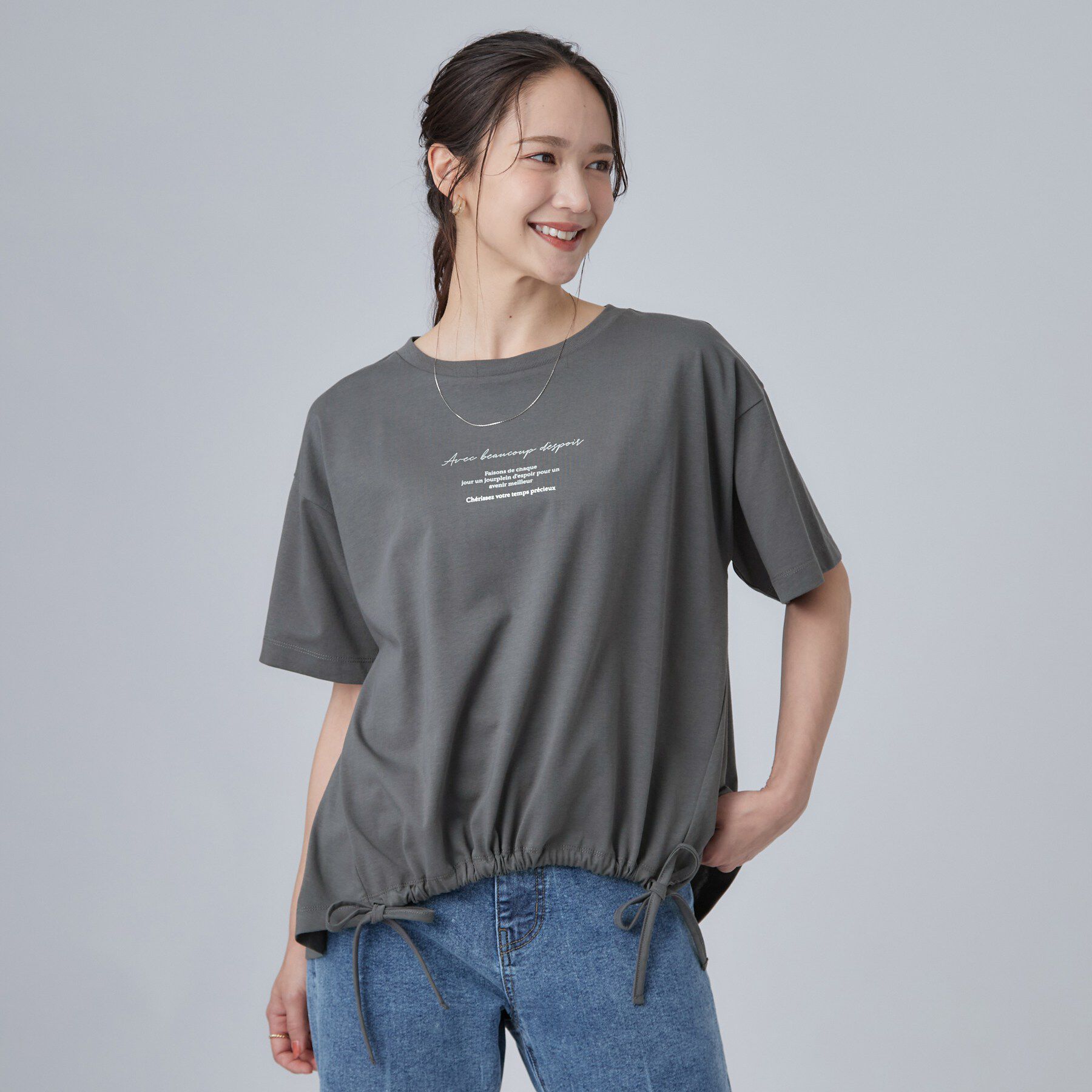 SHOO･LA･RUE「【洗濯機可/体型カバー】プリントデザインが目を惹く 裾シャーリングTシャツ」|Tシャツ・カットソー|
