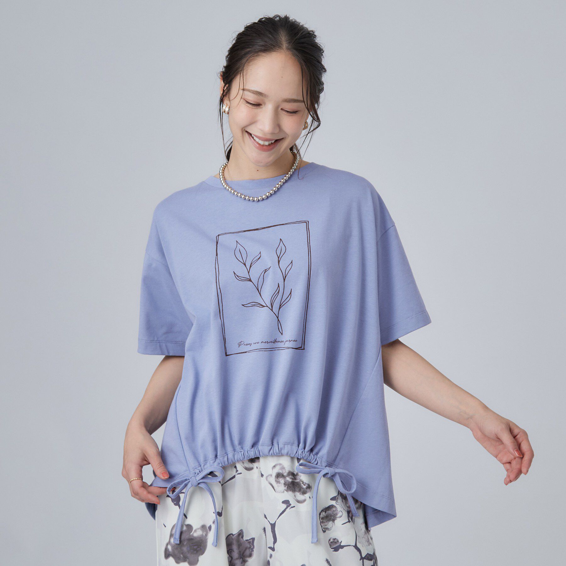 SHOO･LA･RUE「【洗濯機可/体型カバー】プリントデザインが目を惹く 裾シャーリングTシャツ」|Tシャツ・カットソー|