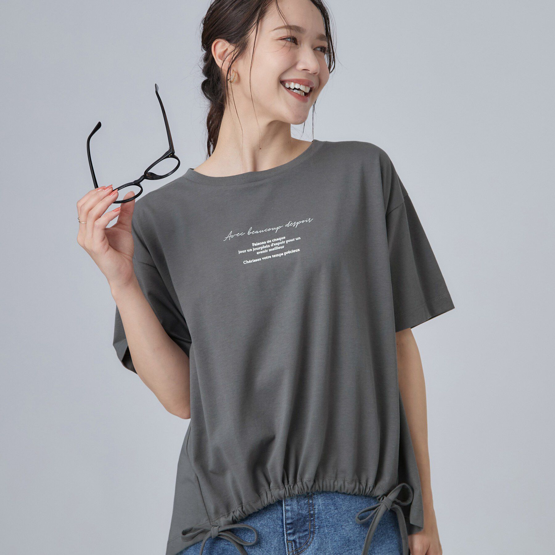 SHOO･LA･RUE「【洗濯機可/体型カバー】プリントデザインが目を惹く 裾シャーリングTシャツ」|Tシャツ・カットソー|チャコールグレー(0