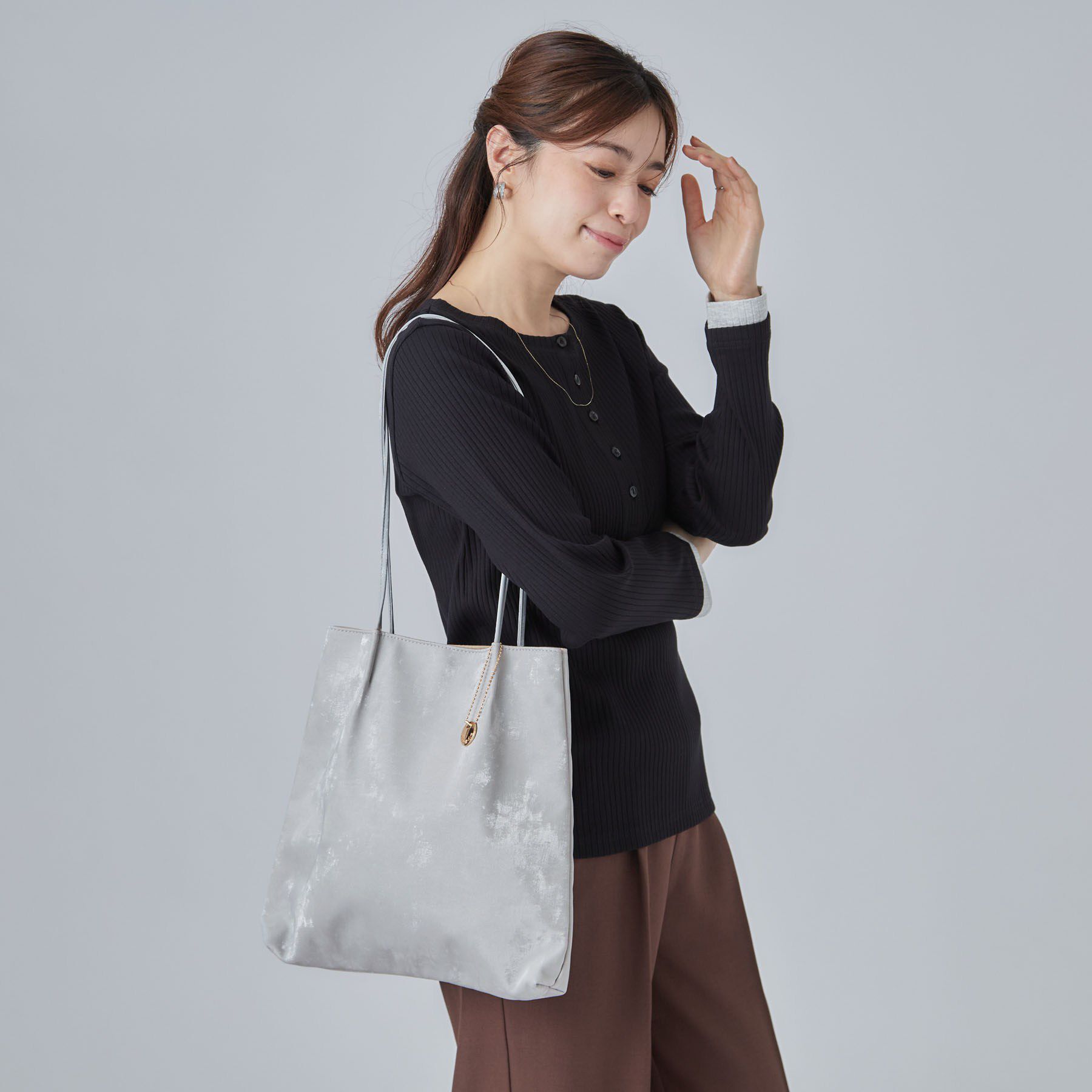 SHOO･LA･RUE「光沢生地つまみハンドルトートバッグ」|トートバッグ|シルバー(006)