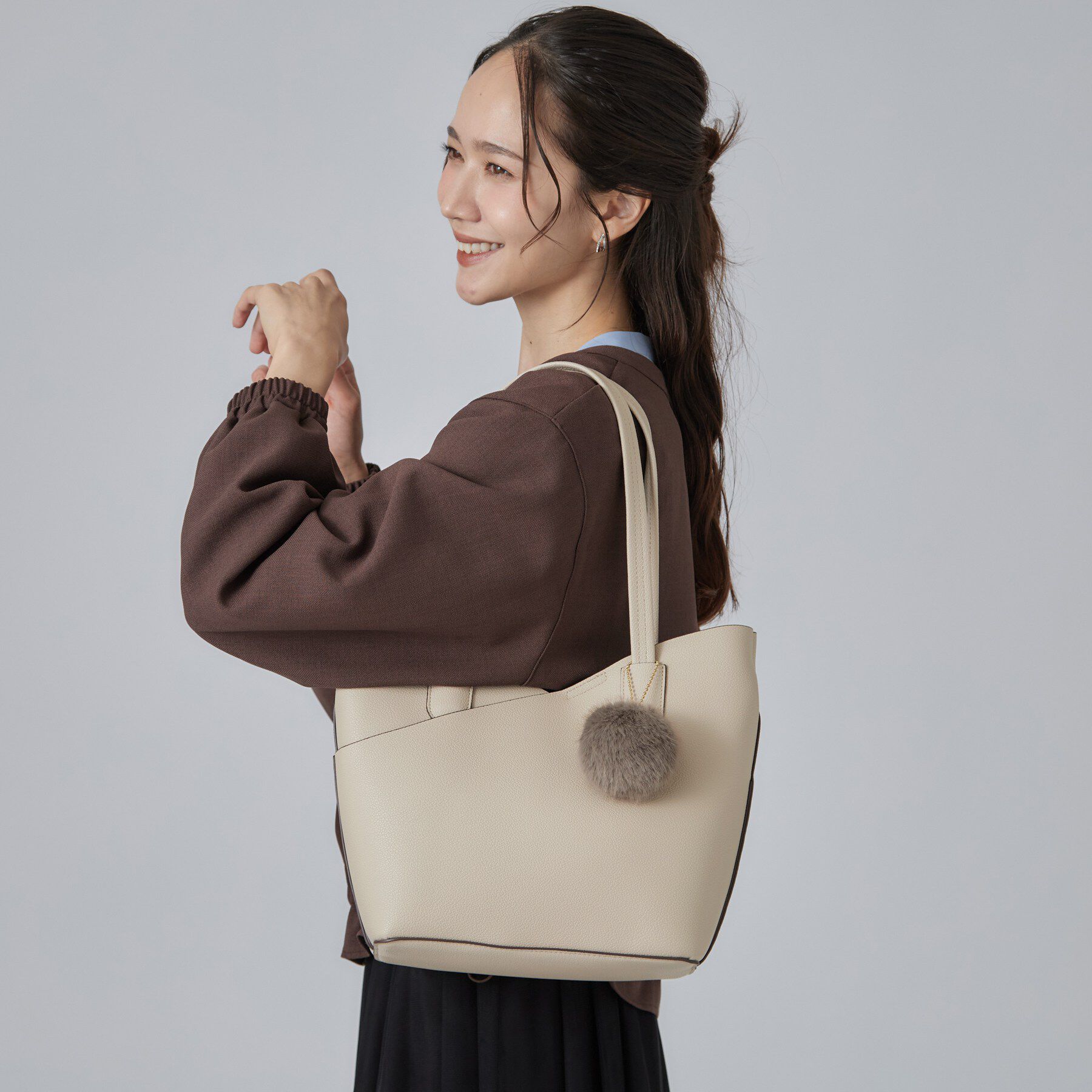 SHOO･LA･RUE「フェイクファーポンポン付きカッティングトートバッグ」|トートバッグ|