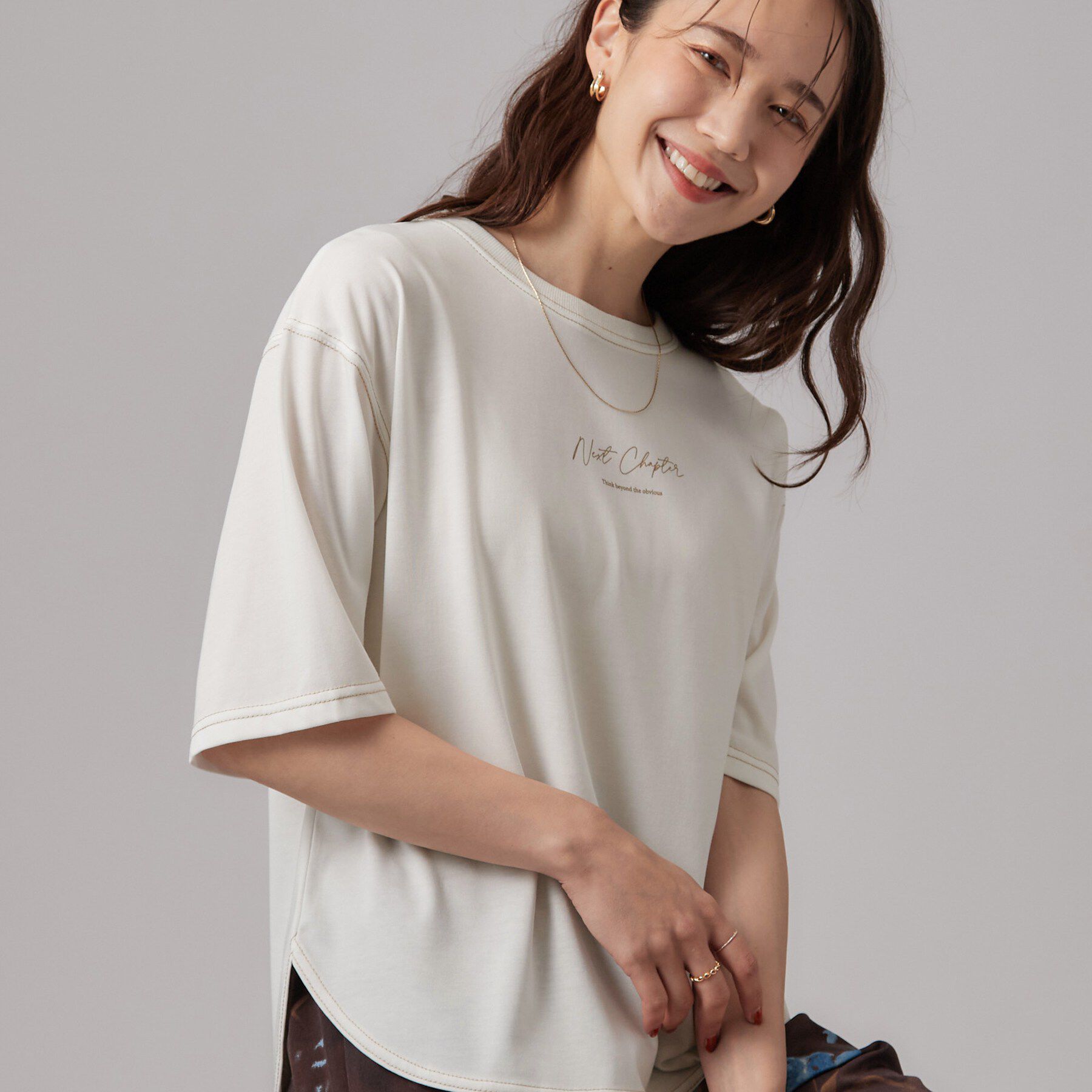 SHOO･LA･RUE「【S-LL/体型カバー】インせず着られる 配色ステッチ 5分袖ロゴTシャツ」|Tシャツ・カットソー|ホワイト(001)