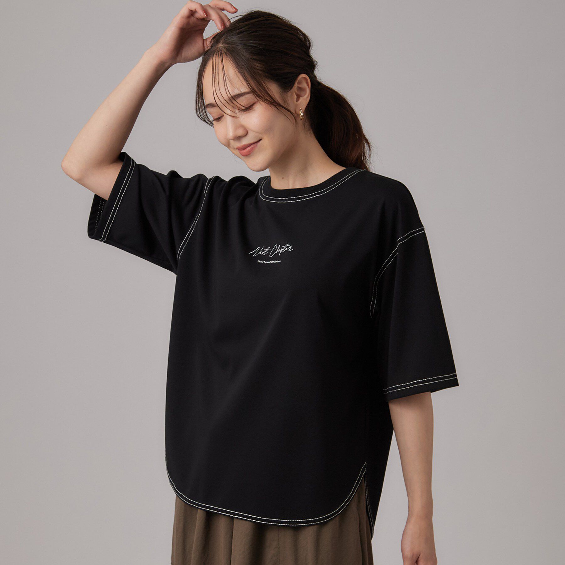SHOO･LA･RUE「【S-LL/体型カバー】インせず着られる 配色ステッチ 5分袖ロゴTシャツ」|Tシャツ・カットソー|