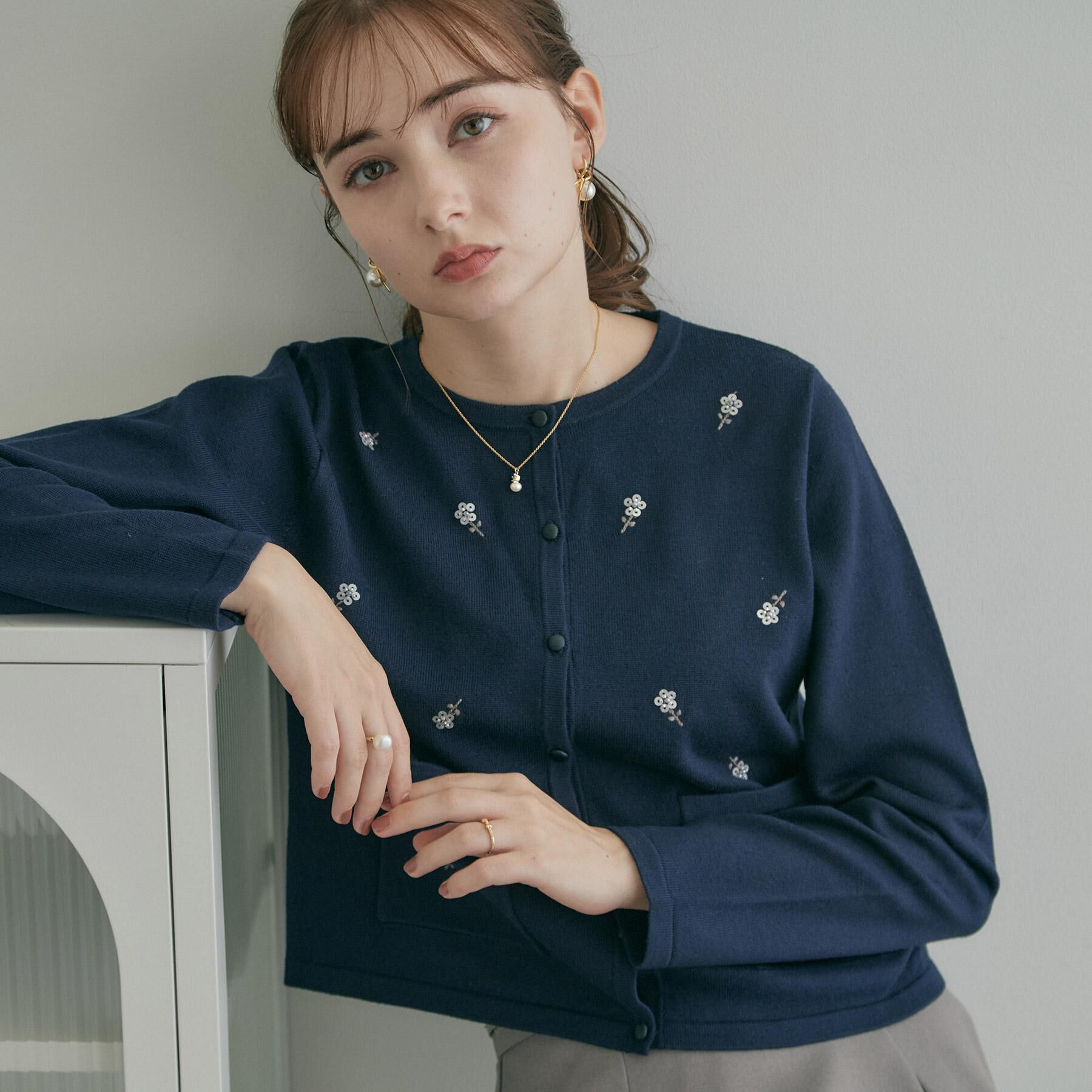 Couture broach「【上品刺繍が華やか】飛ばしビジュー カーディガン」|カーディガン|ネイビー(094)