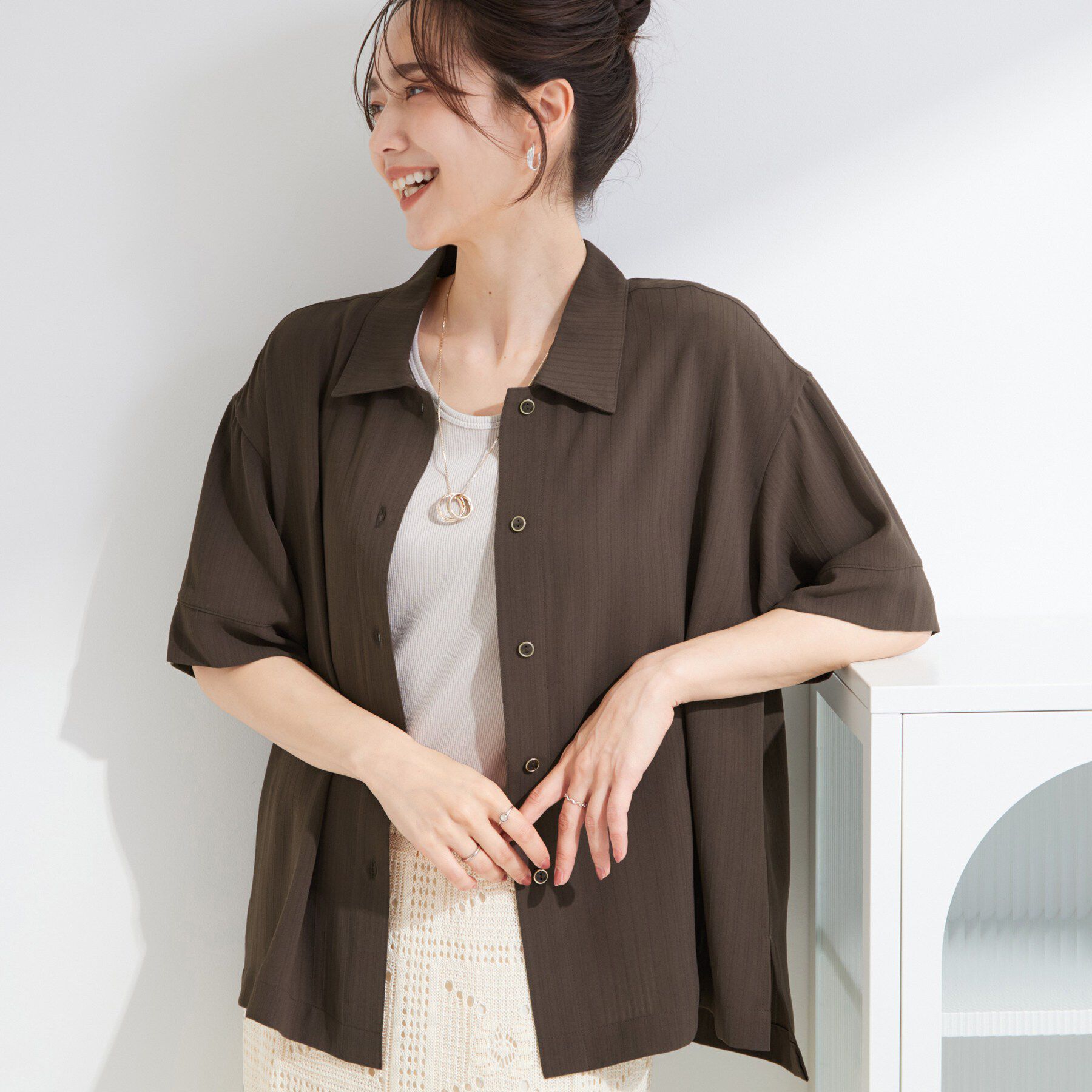 SHOO･LA･RUE「【通気性〇/UV/S-LL】洗濯後しわになりにくい とろみストライプシャツ」|シャツ・ブラウス|ブラウン(044)