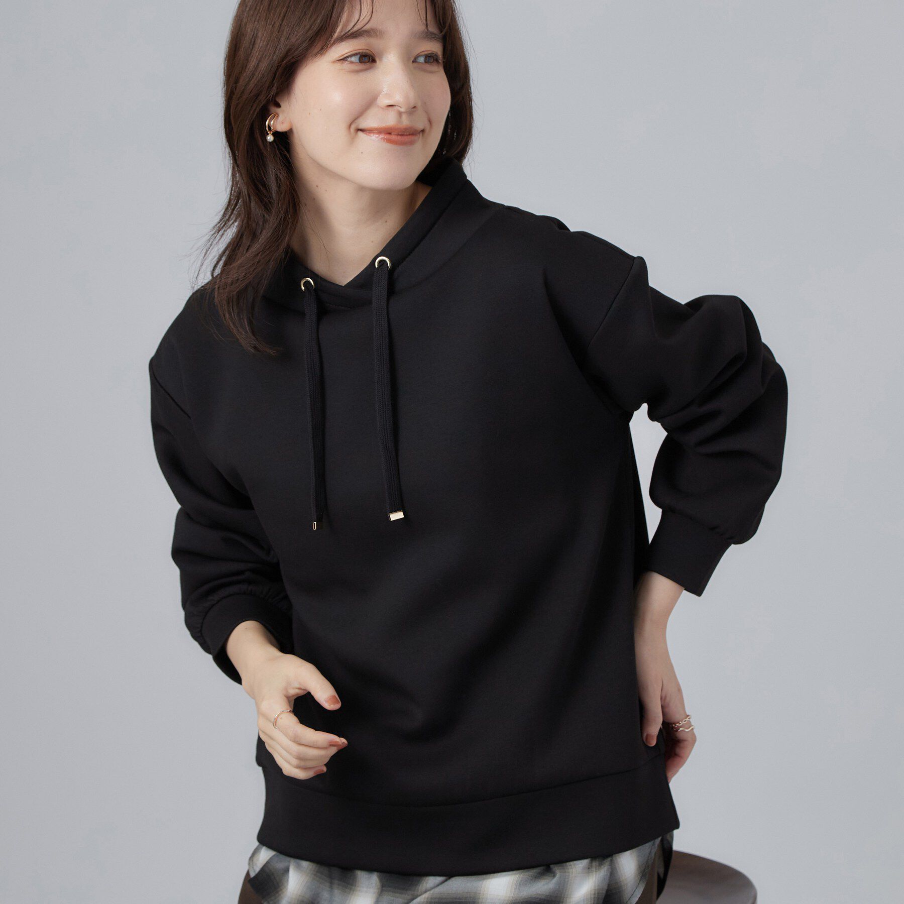 SHOO･LA･RUE「【S-LL/体型カバー】もちさらなめらかタッチ 抜き襟風トップス」|Tシャツ・カットソー|ブラック(019)