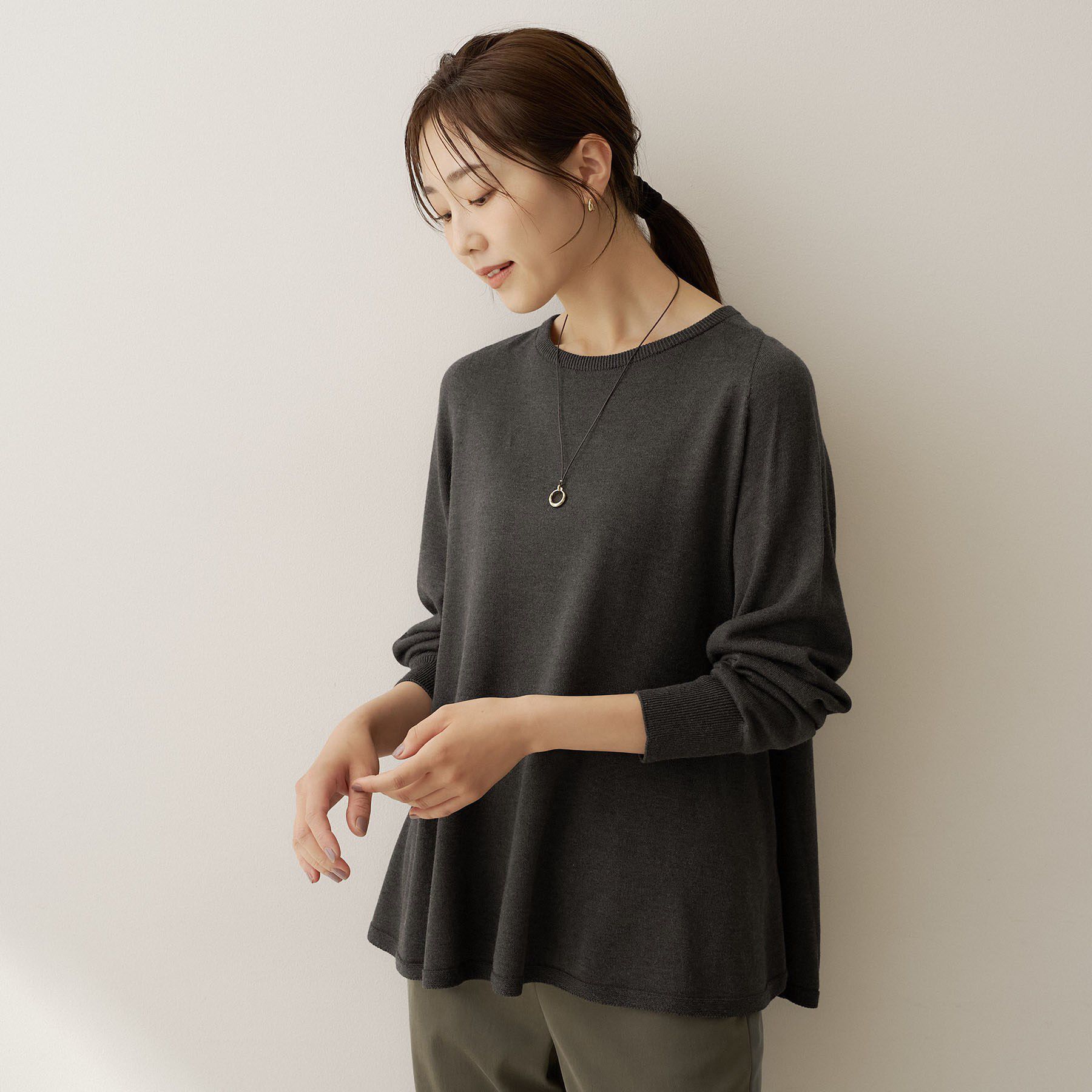 UNTITLED「【きれいに体型カバー/8色展開】Aラインシルエットニットプルオーバー」|ニット・セーター|チャコールグレー(0