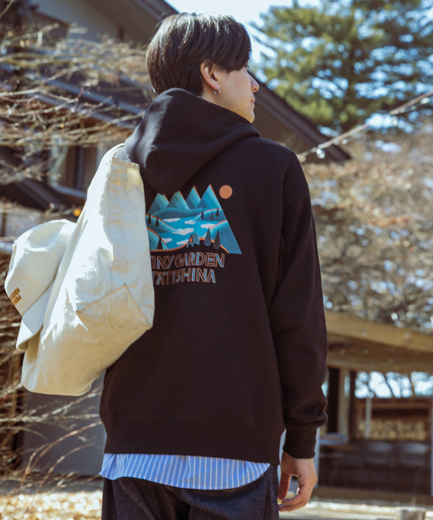 URBAN RESEARCH DOORS「TGT ロゴプリント フーディ」|パーカー|ブラック