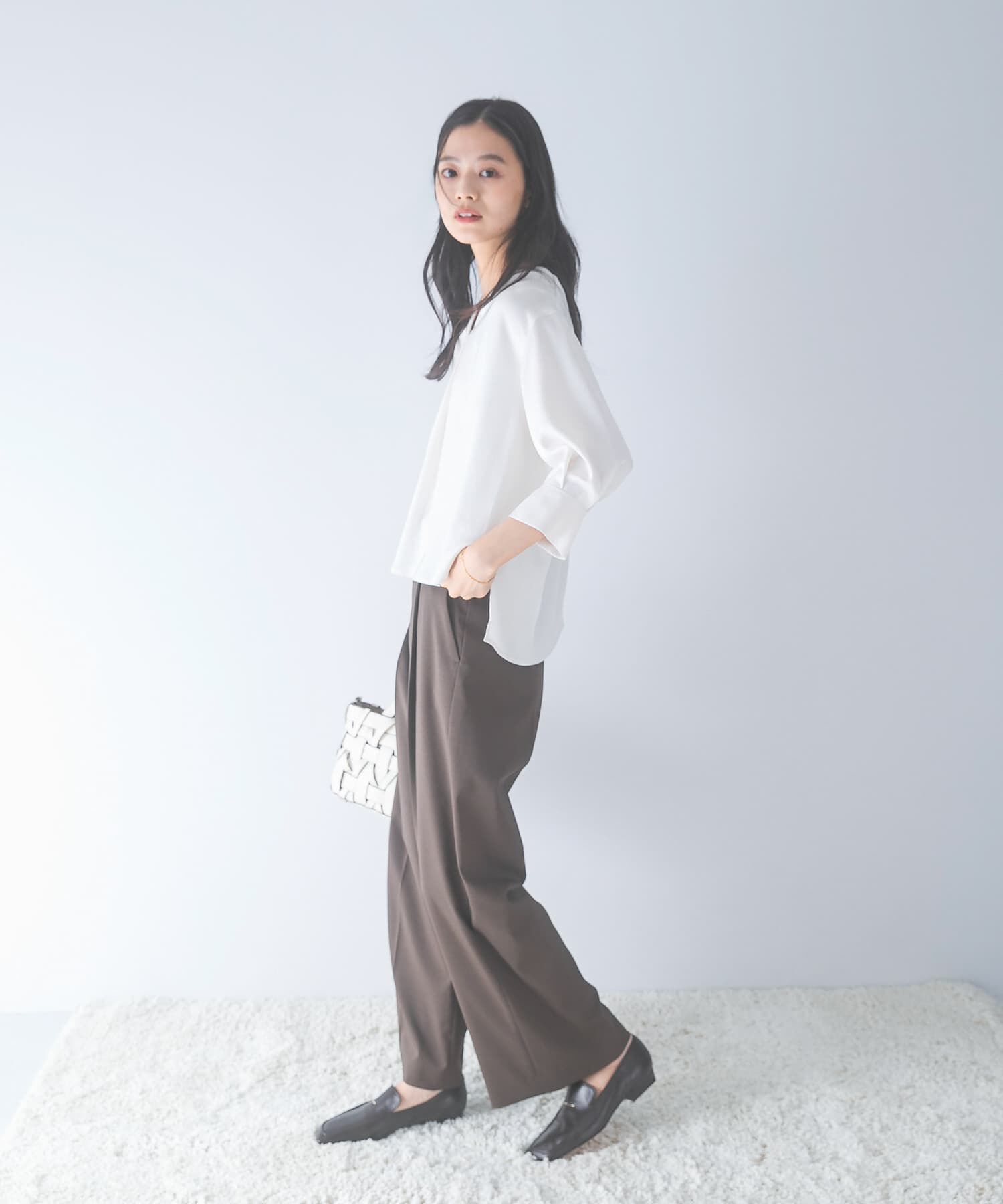 URBAN RESEARCH ROSSO「シルキーツイルVネックブラウス」|シャツ・ブラウス|