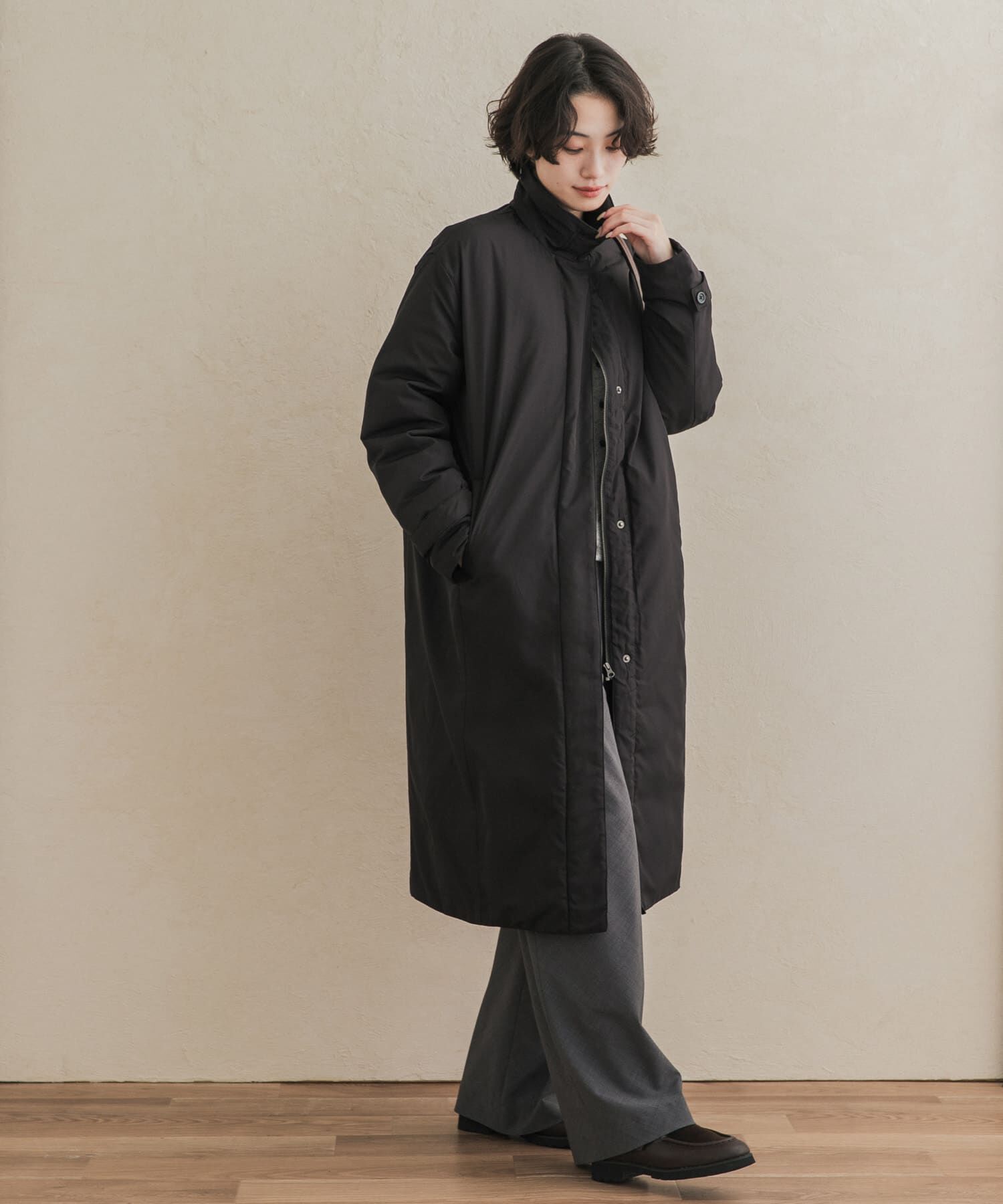 URBAN RESEARCH DOORS「ステッチレスライトダウンロングコート 26AW」|ノーカラーコート|