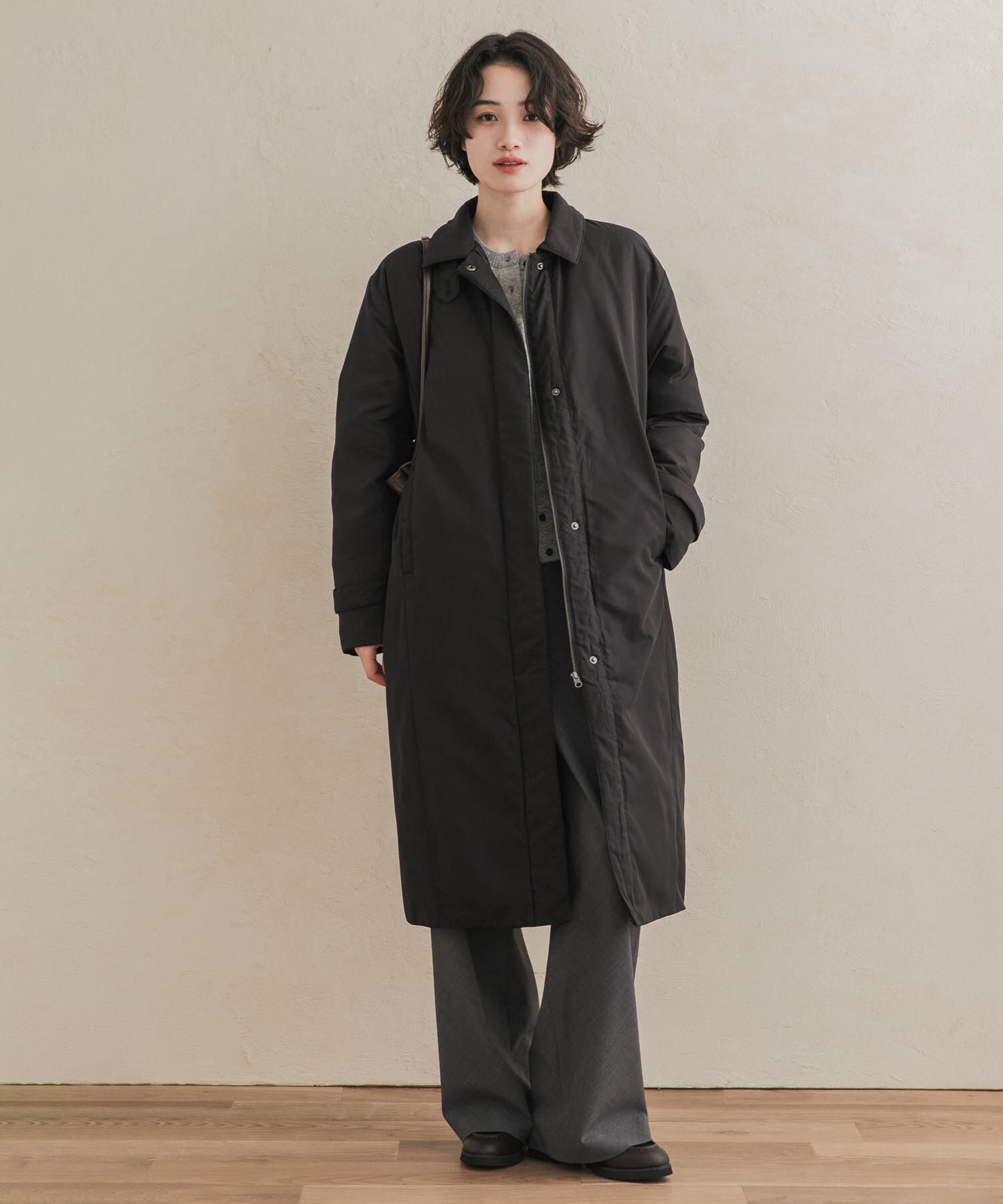 URBAN RESEARCH DOORS「ステッチレスライトダウンロングコート 26AW」|ノーカラーコート|