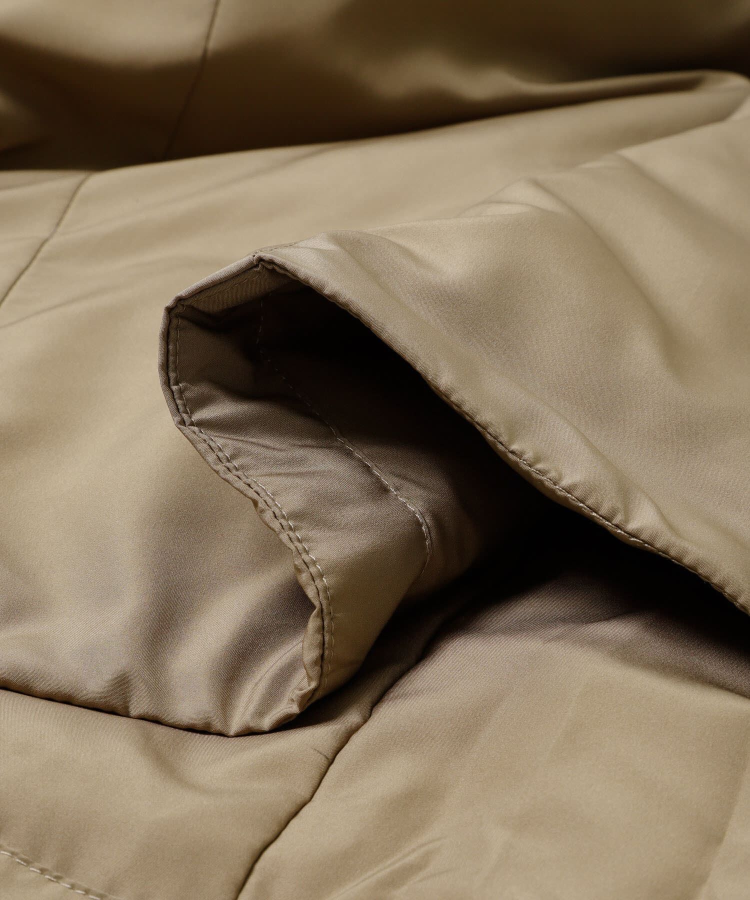 URBAN RESEARCH DOORS「ステッチレスライトダウンロングコート 26AW」|ノーカラーコート|