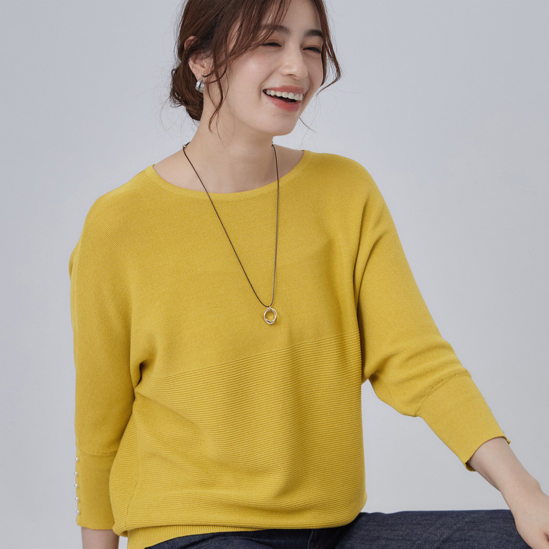 SHOO･LA･RUE「【毛玉になりにくい】パール調ボタンが女性らしさをプラス ガーター切替 7分袖ドルマンニット」|ニット・セーター|マスタード(033)
