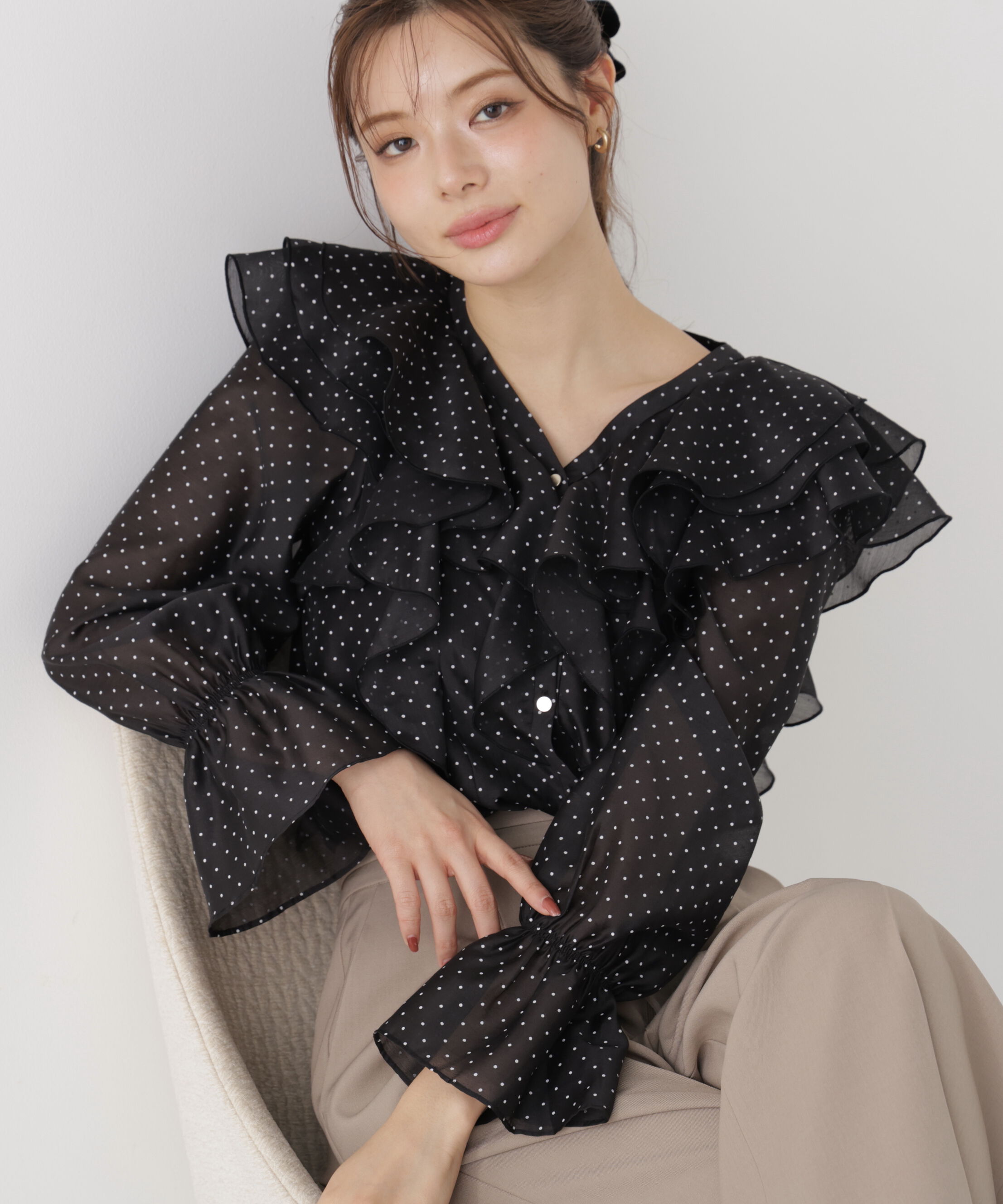 PROPORTION BODY DRESSING「ボリュームラッフルブラウス 26AW」|シャツ・ブラウス|ブラックドッ 1