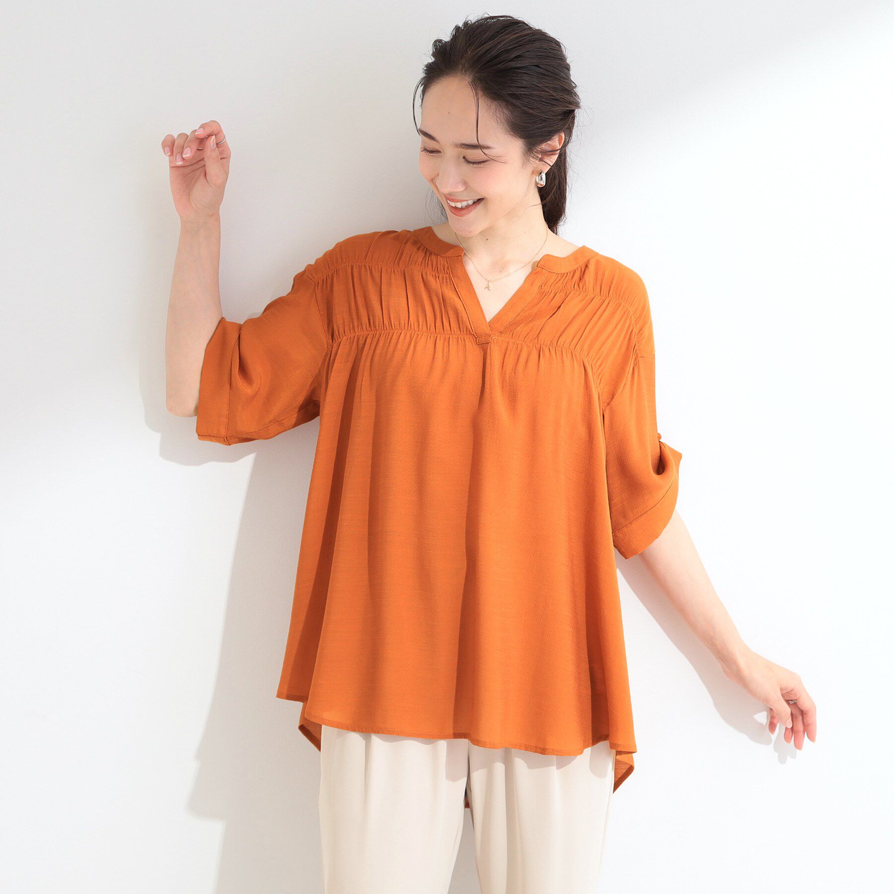 SHOO･LA･RUE「【UV/洗濯機可】お袖の長さが調整出来る シャーリングスキッパーブラウス」|シャツ・ブラウス|