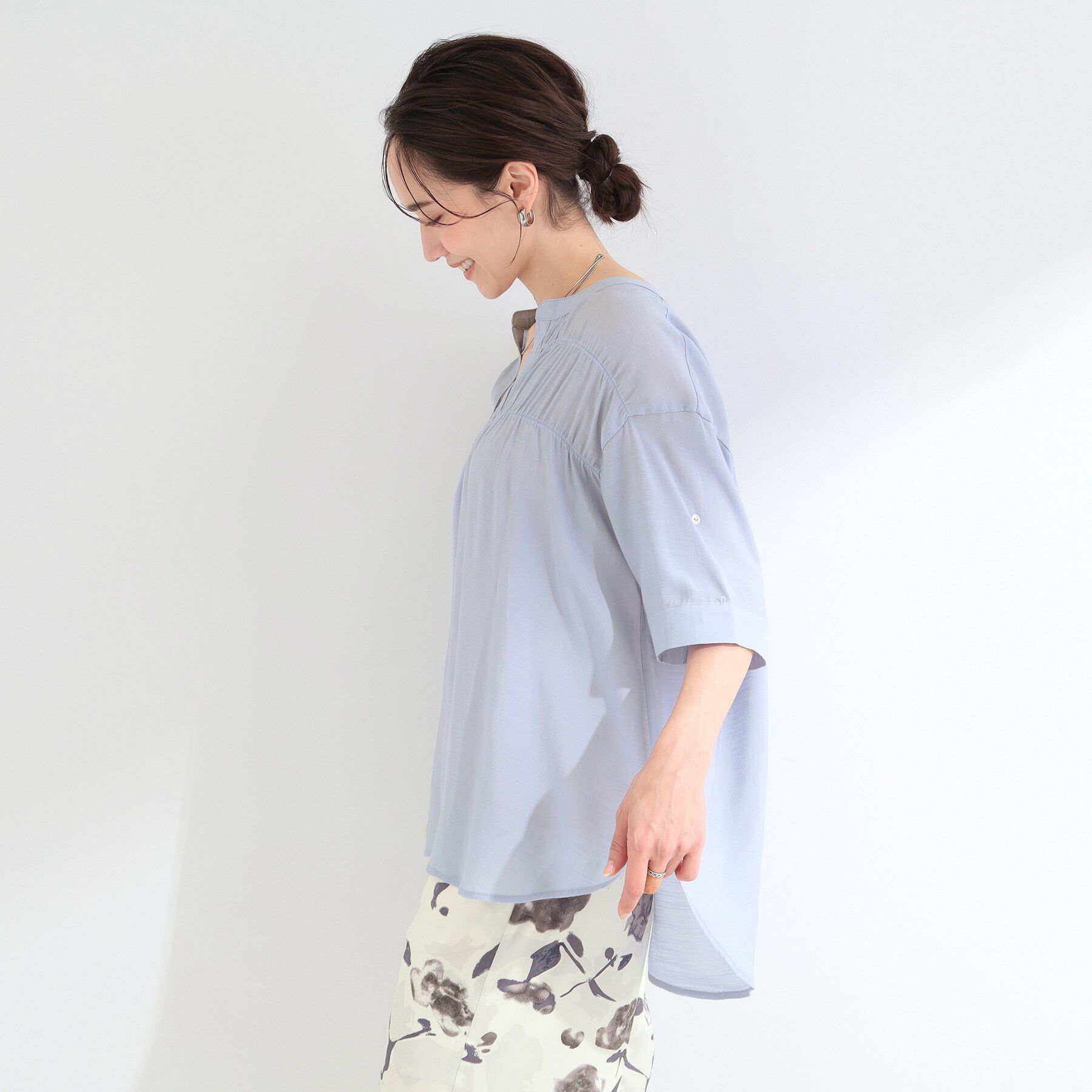 SHOO･LA･RUE「【UV/洗濯機可】お袖の長さが調整出来る シャーリングスキッパーブラウス」|シャツ・ブラウス|