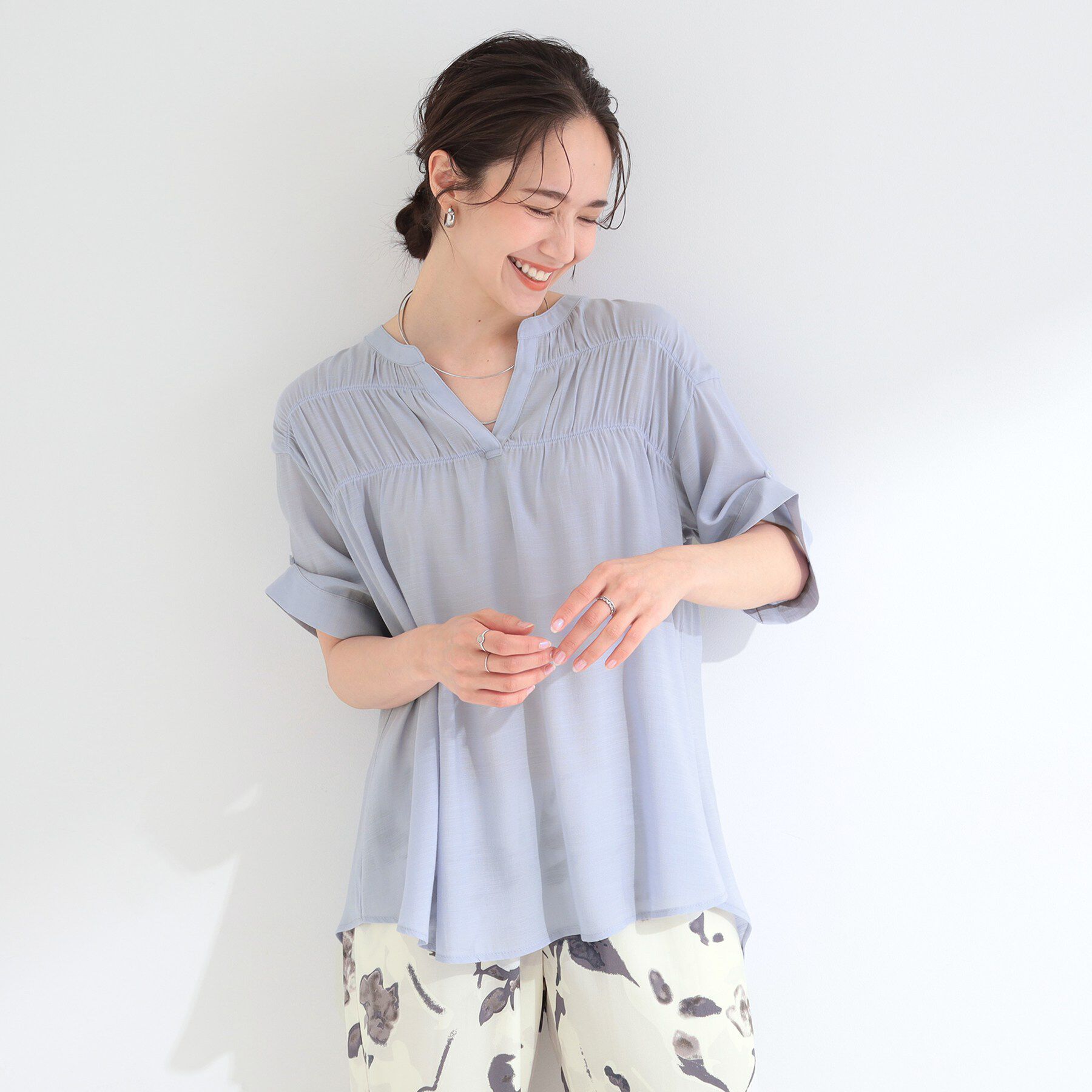 SHOO･LA･RUE「【UV/洗濯機可】お袖の長さが調整出来る シャーリングスキッパーブラウス」|シャツ・ブラウス|