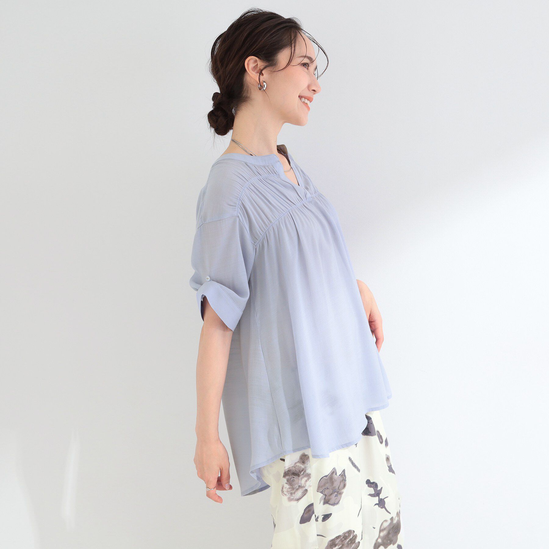SHOO･LA･RUE「【UV/洗濯機可】お袖の長さが調整出来る シャーリングスキッパーブラウス」|シャツ・ブラウス|