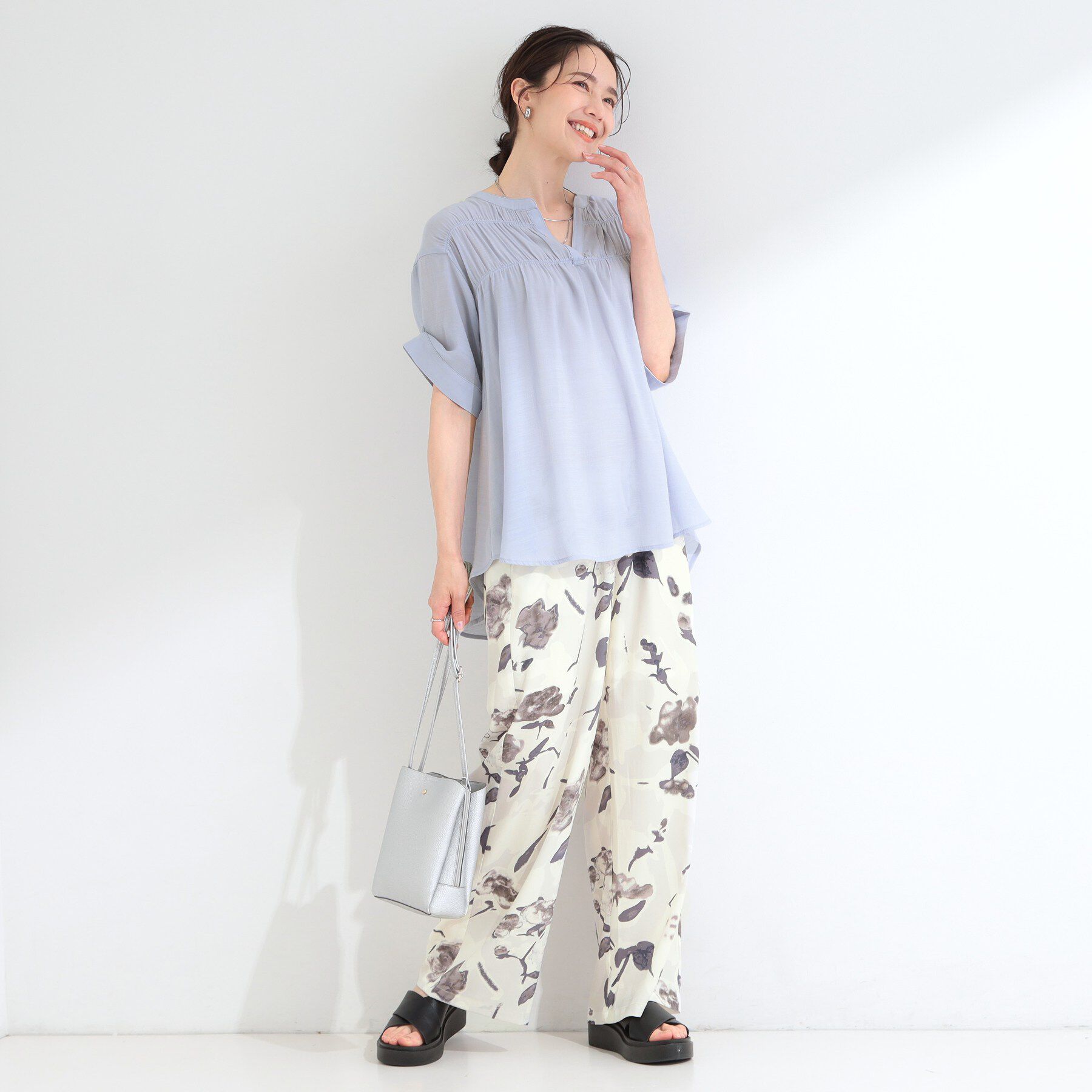 SHOO･LA･RUE「【UV/洗濯機可】お袖の長さが調整出来る シャーリングスキッパーブラウス」|シャツ・ブラウス|