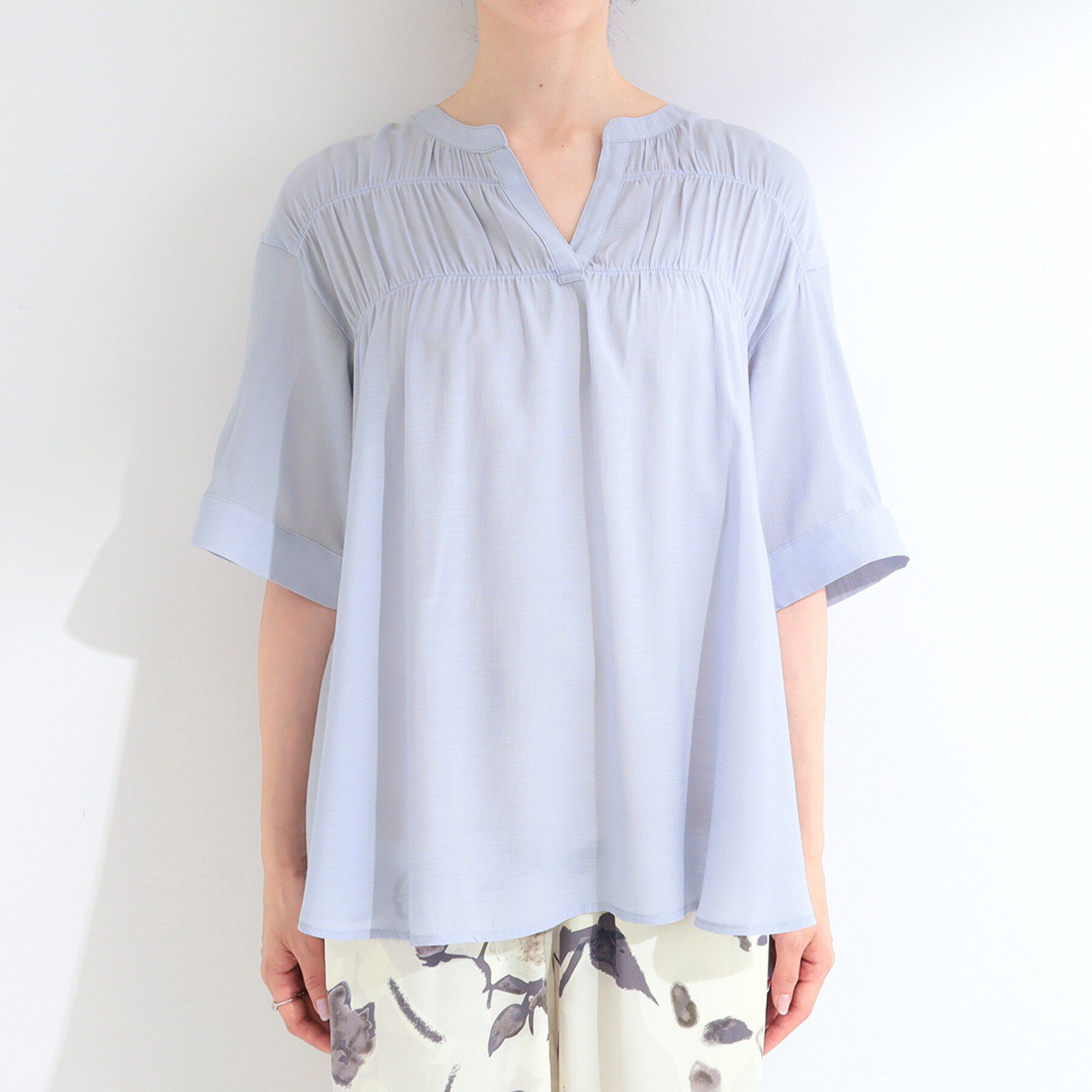 SHOO･LA･RUE「【UV/洗濯機可】お袖の長さが調整出来る シャーリングスキッパーブラウス」|シャツ・ブラウス|