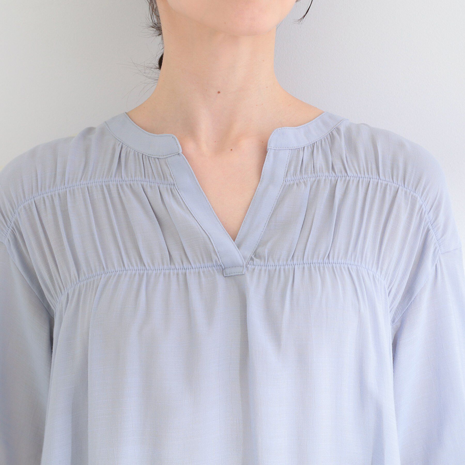 SHOO･LA･RUE「【UV/洗濯機可】お袖の長さが調整出来る シャーリングスキッパーブラウス」|シャツ・ブラウス|