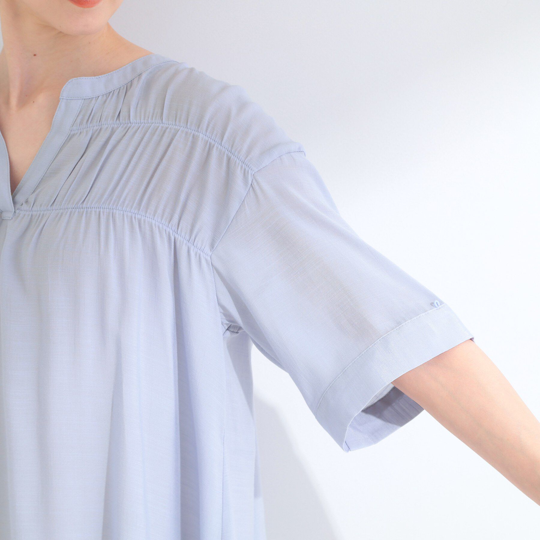 SHOO･LA･RUE「【UV/洗濯機可】お袖の長さが調整出来る シャーリングスキッパーブラウス」|シャツ・ブラウス|