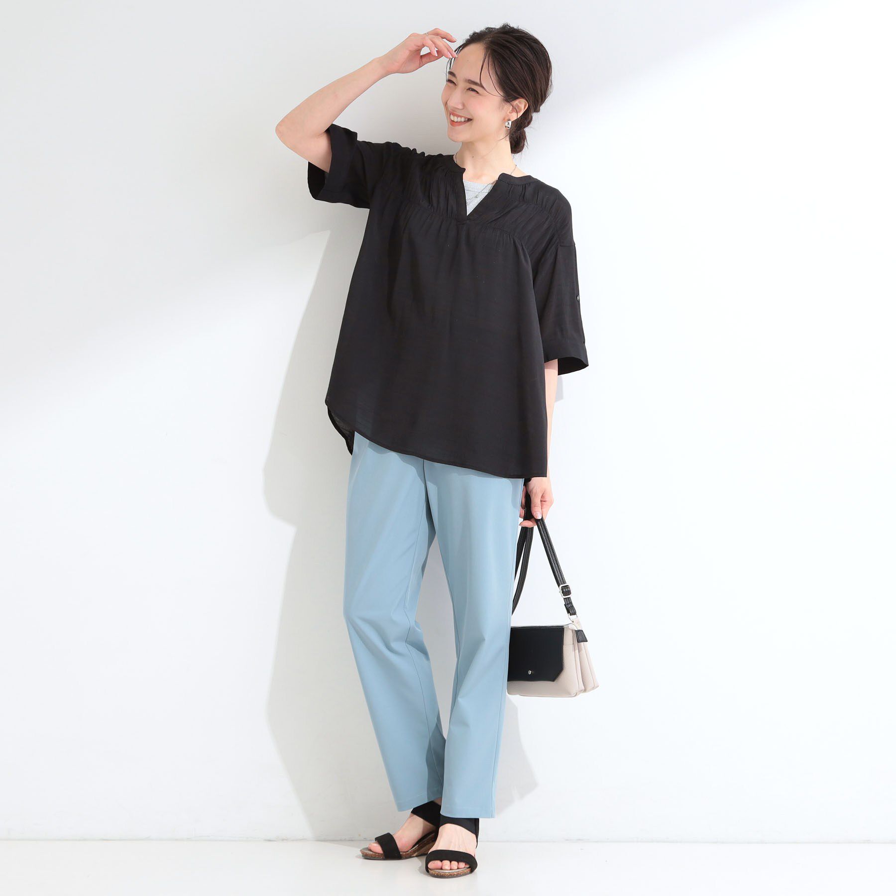 SHOO･LA･RUE「【UV/洗濯機可】お袖の長さが調整出来る シャーリングスキッパーブラウス」|シャツ・ブラウス|
