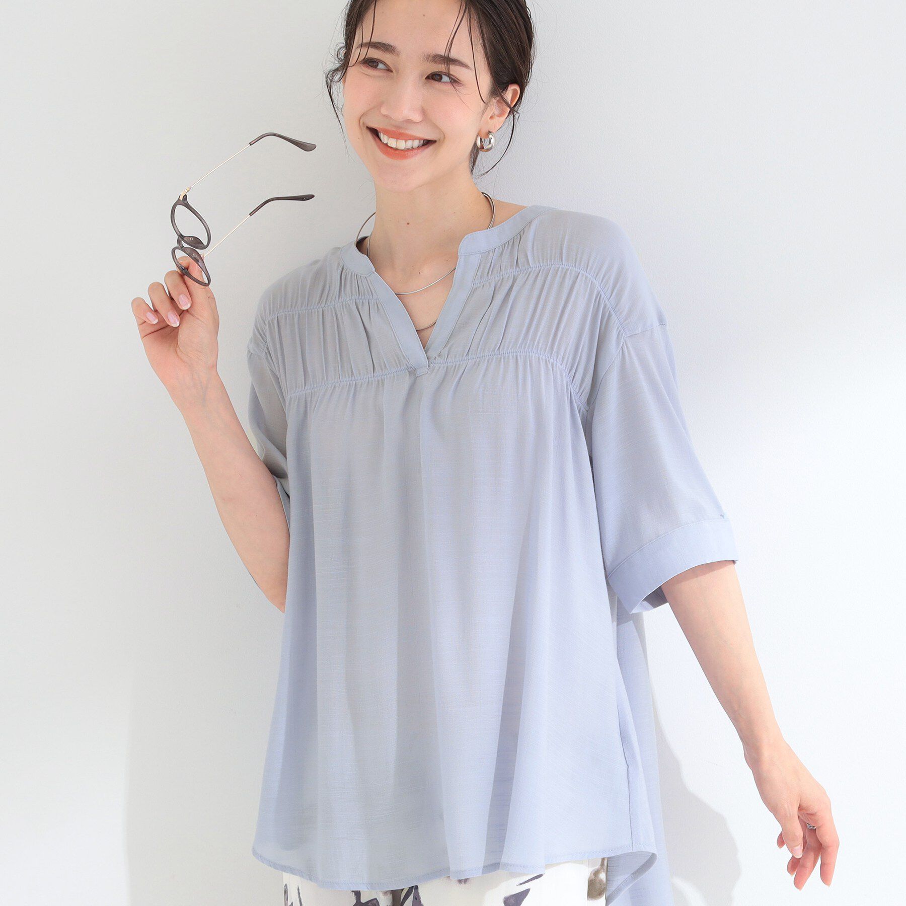 SHOO･LA･RUE「【UV/洗濯機可】お袖の長さが調整出来る シャーリングスキッパーブラウス」|シャツ・ブラウス|ブルー(091)