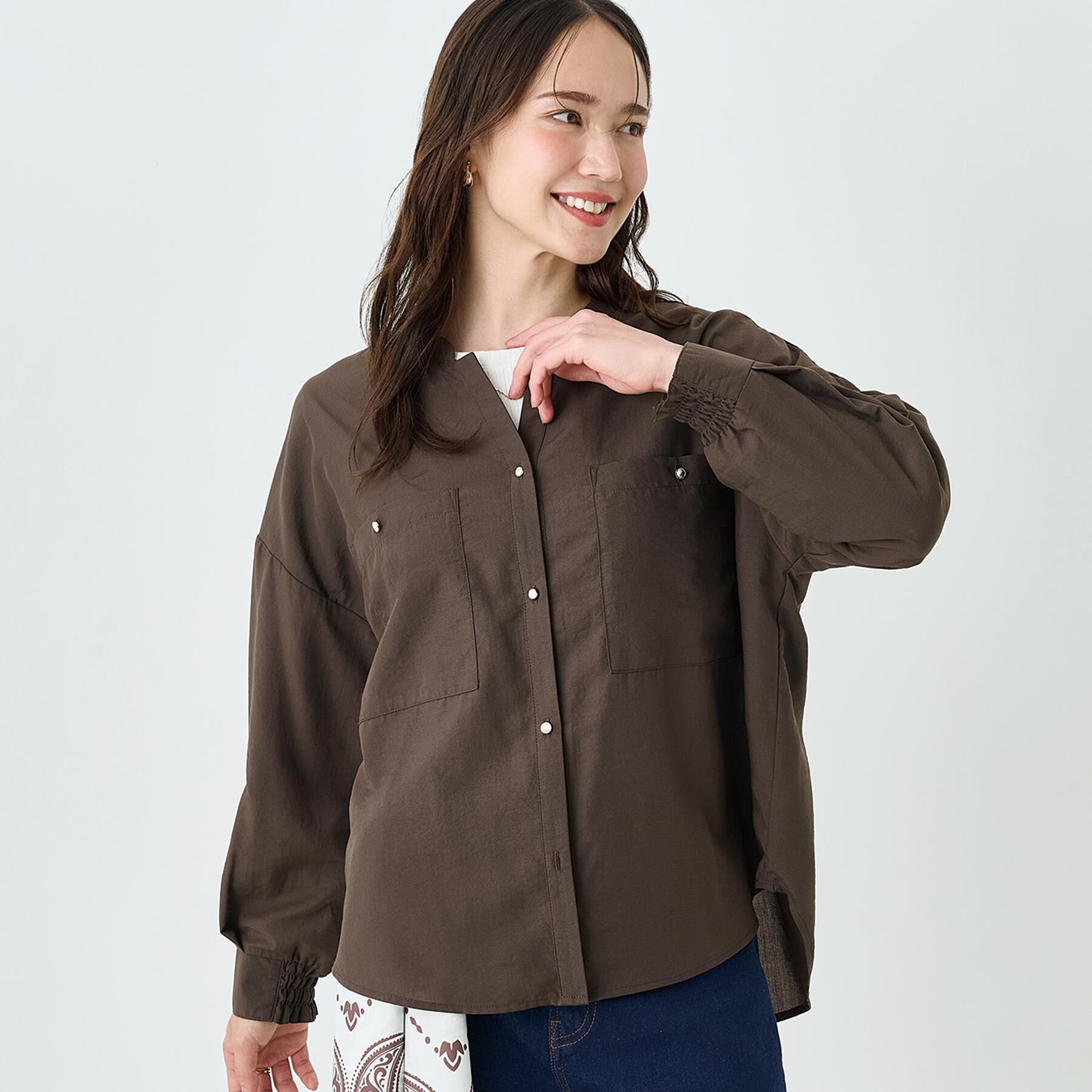 SHOO･LA･RUE「【洗濯後しわになりにくい/S-LL】こなれ見え ゆるっと キーネック金ボタンポケットシャツ」|シャツ・ブラウス|
