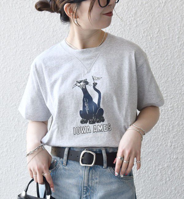 SHIPS any「【SHIPS any別注】Collegiate Pacific:〈洗濯機可能〉V ガゼット プリント & 刺繍 Tシャツ」|Tシャツ・カットソー|