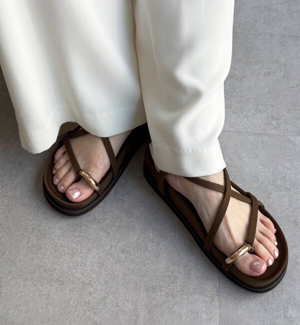  「【WEB限定】GOLDトングフラットクロスサンダル」|その他|