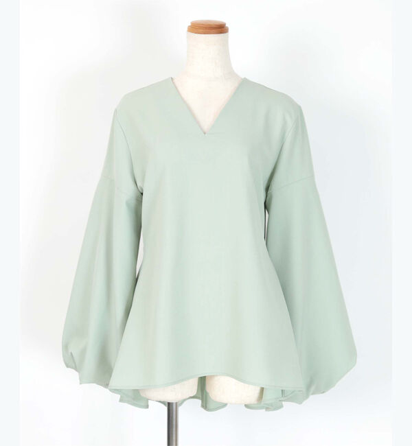 ur's「【尾﨑真衣さんコラボアイテム】Vネックバルーンスリーブバックペプラムトップス」|Tシャツ・カットソー|