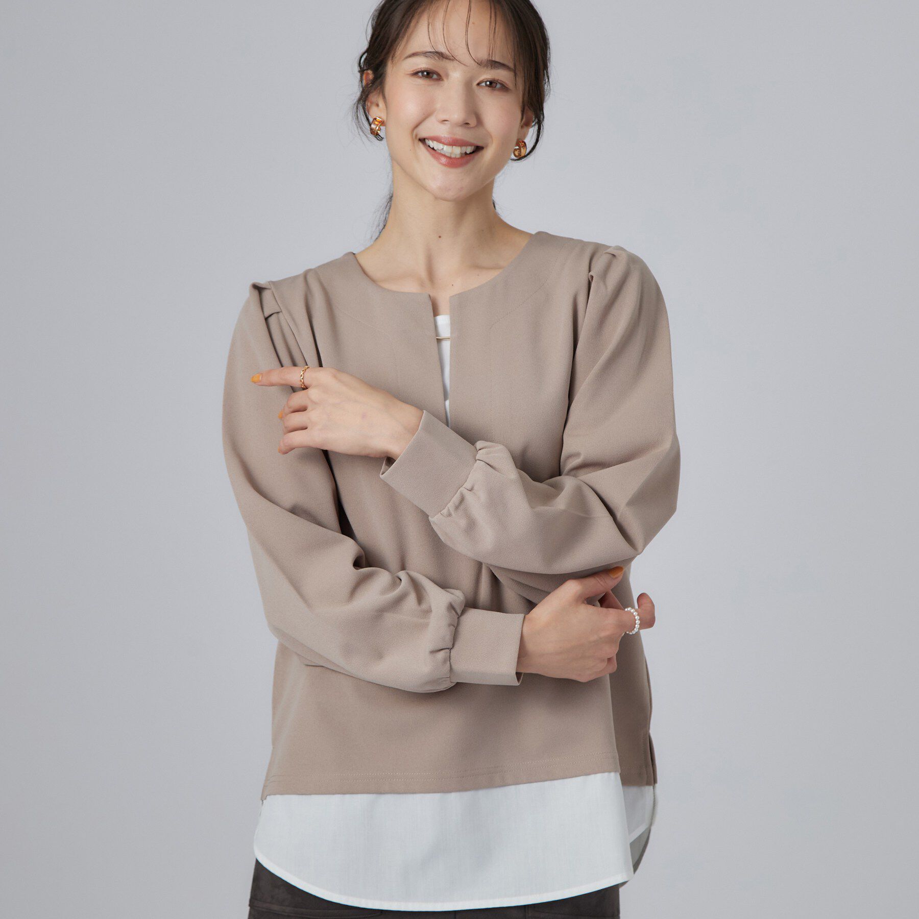 SHOO･LA･RUE「【S-LL/洗濯機可】1枚で完成 アクセいらずのレイヤード風ブラウス」|Tシャツ・カットソー|モカブラウン(042