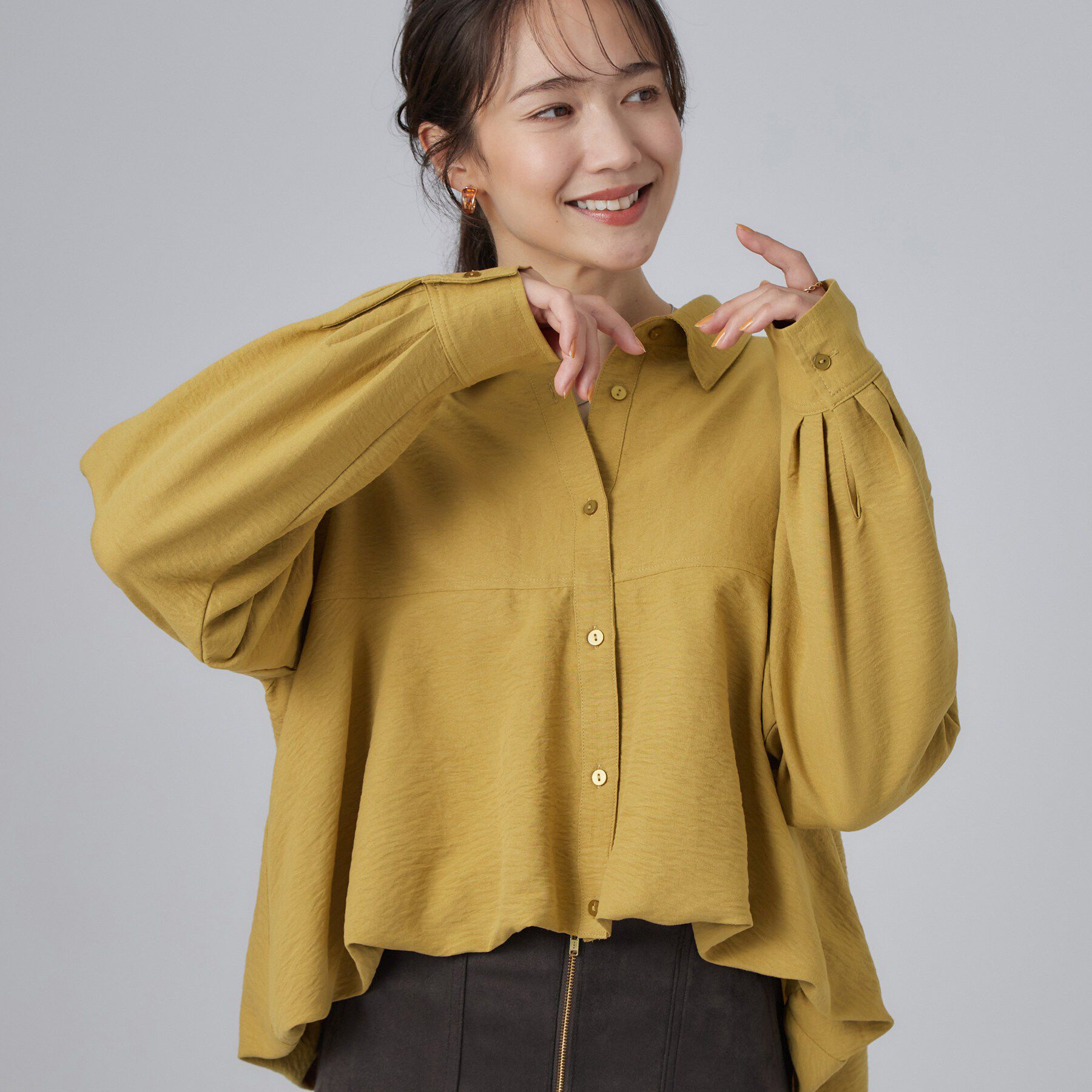 SHOO･LA･RUE「【S-LL/洗濯機可】インせず即こなれる 裾バルーンシャツ」|シャツ・ブラウス|マスタード(033)
