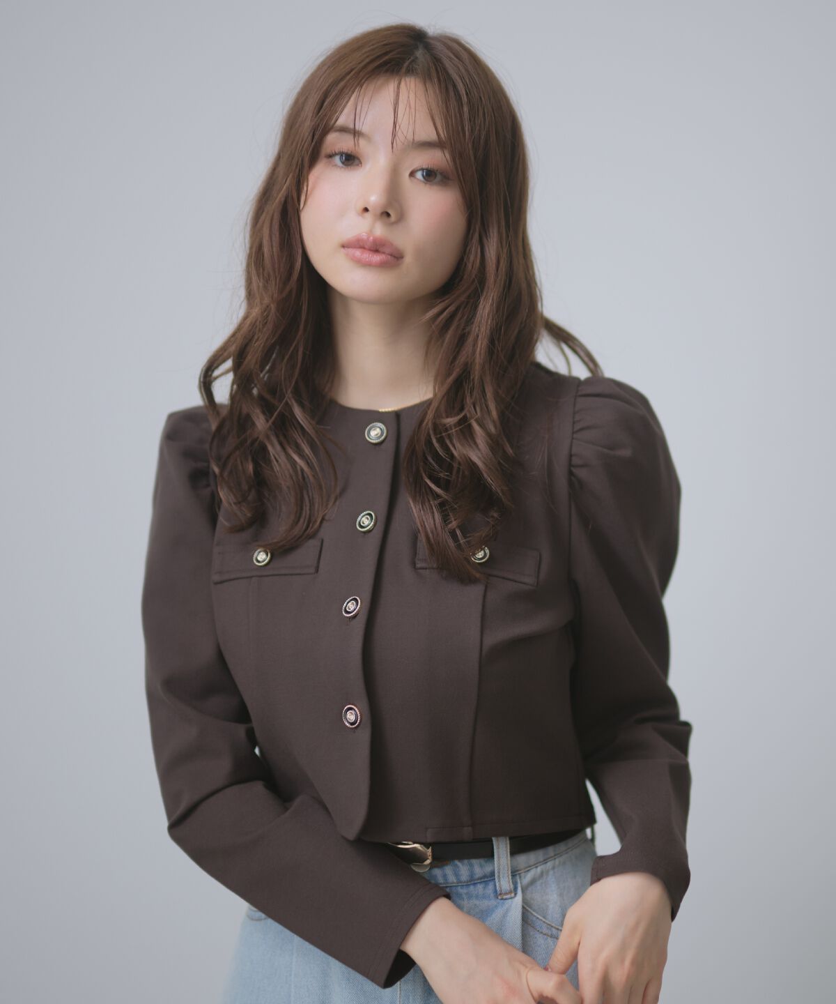 アンドクチュール「コンパクトポンチ長袖ジャケット」|ノーカラージャケット|ブラウン