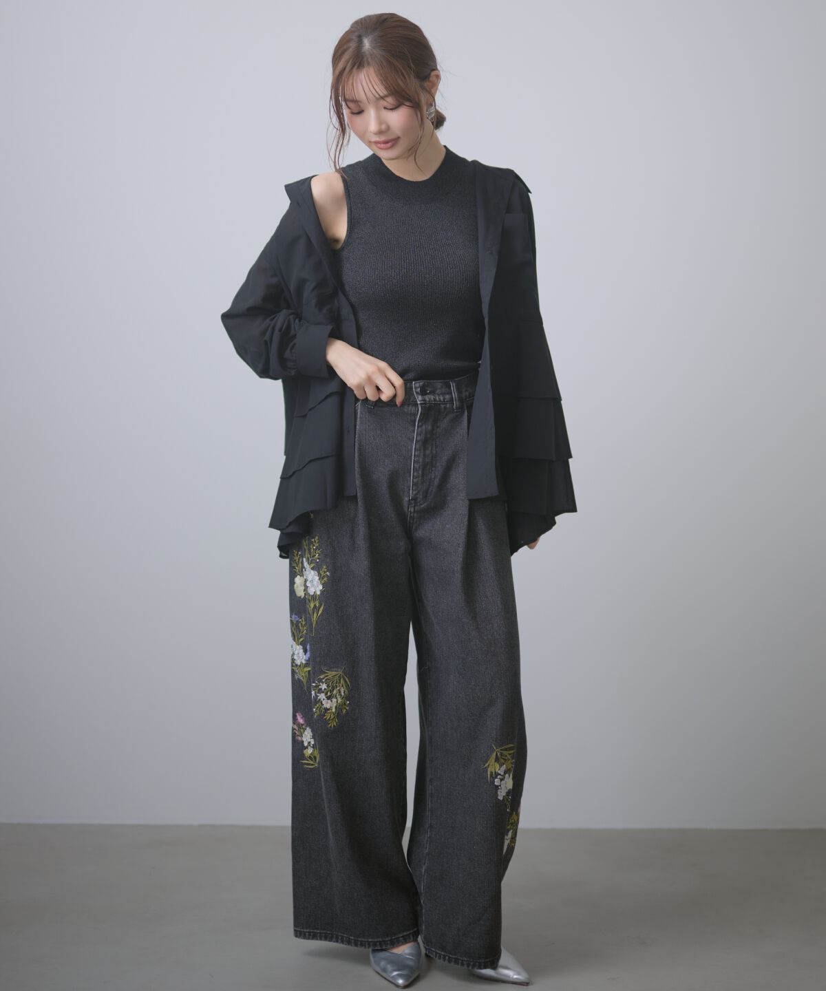 アンドクチュール「ビジュー付き刺繍デニムパンツ」|デニム|