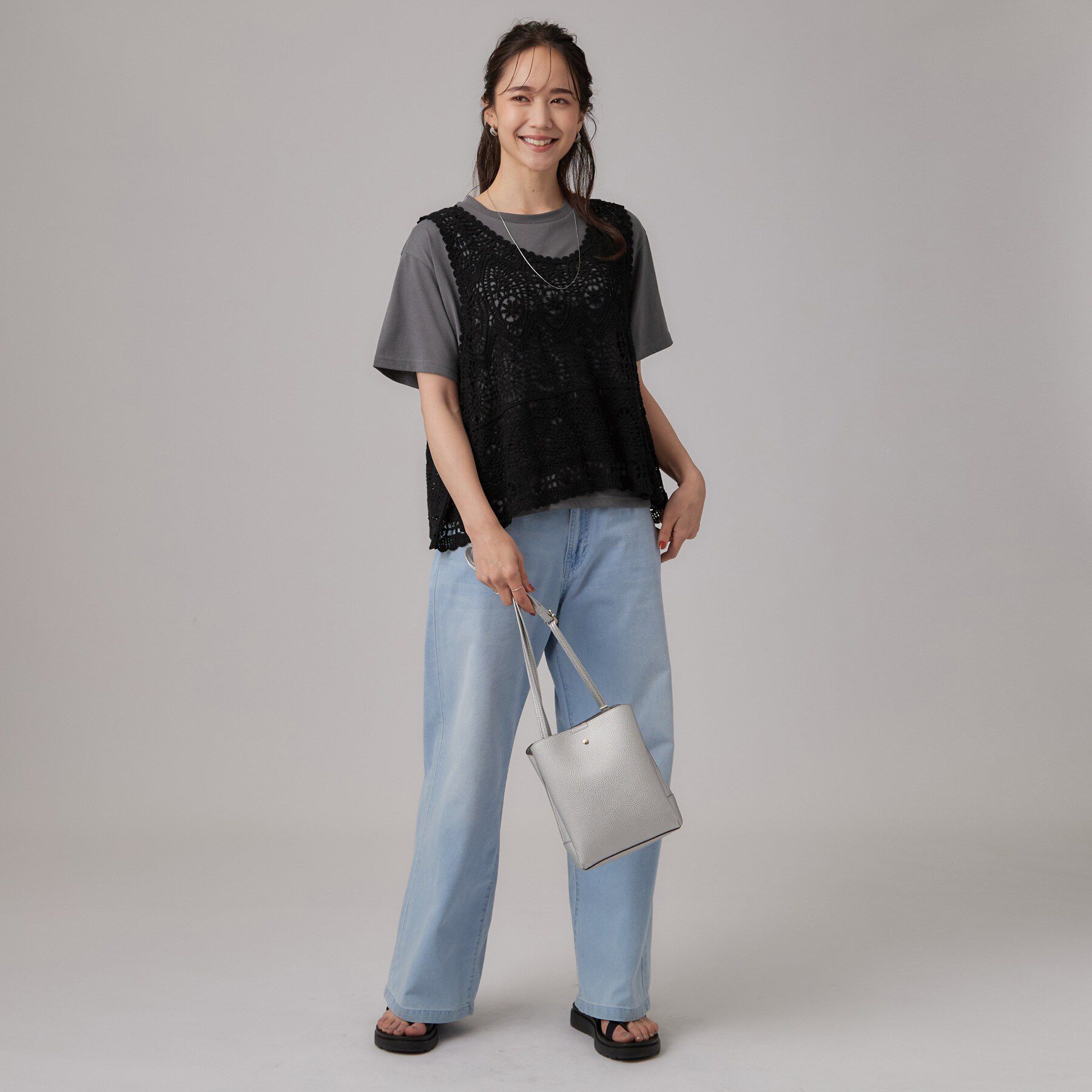SHOO･LA･RUE「【2点セット/体型カバー】瞬間レイヤードコーデが完成 クロシェ編みベスト+ロゴT」|Tシャツ・カットソー|