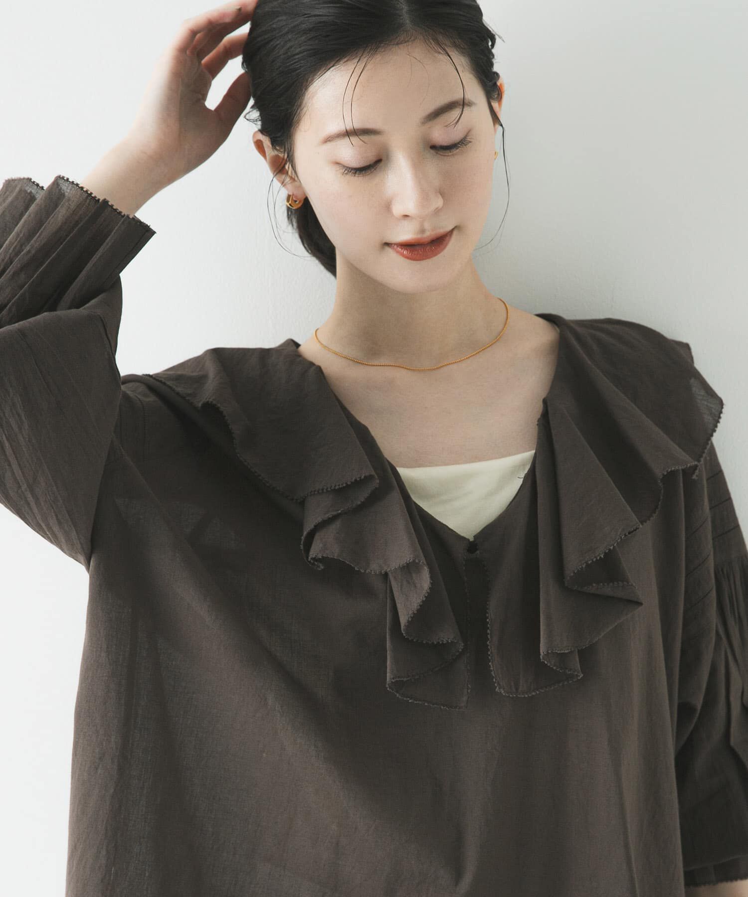 URBAN RESEARCH「『一部WEB限定カラー』コットンボイルラッフルブラウス」|シャツ・ブラウス|ブラウン