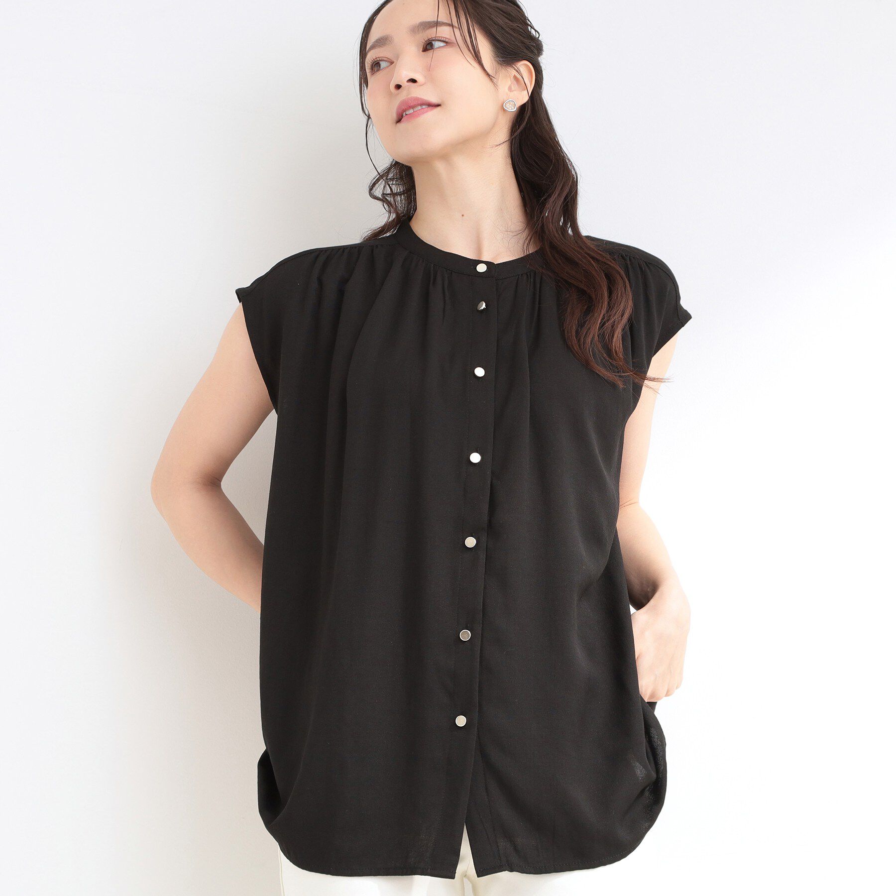 SHOO･LA･RUE「【S-LL/洗濯後しわになりにくい】上品にきれい見え スラブギャザーブラウス」|シャツ・ブラウス|ブラック(019)